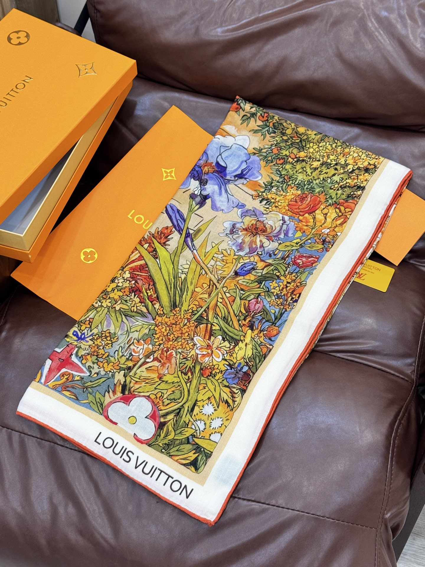   140双面丝毛披肩… LV

手工卷边丝毛方巾（30%桑蚕丝70%羊毛）

这款经典单品展现强大而迷