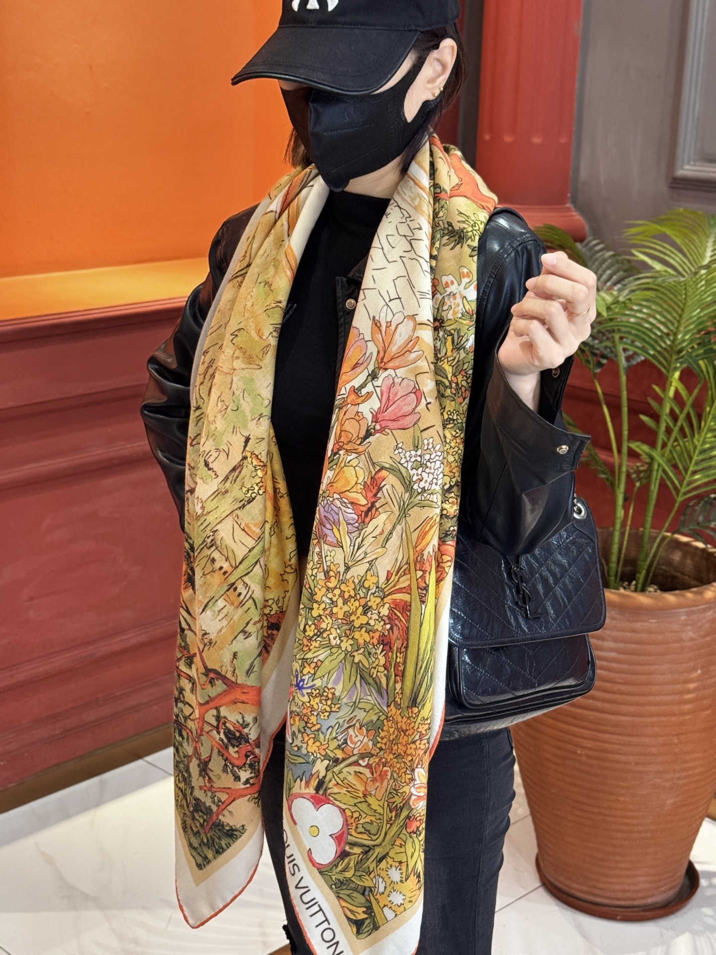   140双面丝毛披肩… LV

手工卷边丝毛方巾（30%桑蚕丝70%羊毛）

这款经典单品展现强大而迷