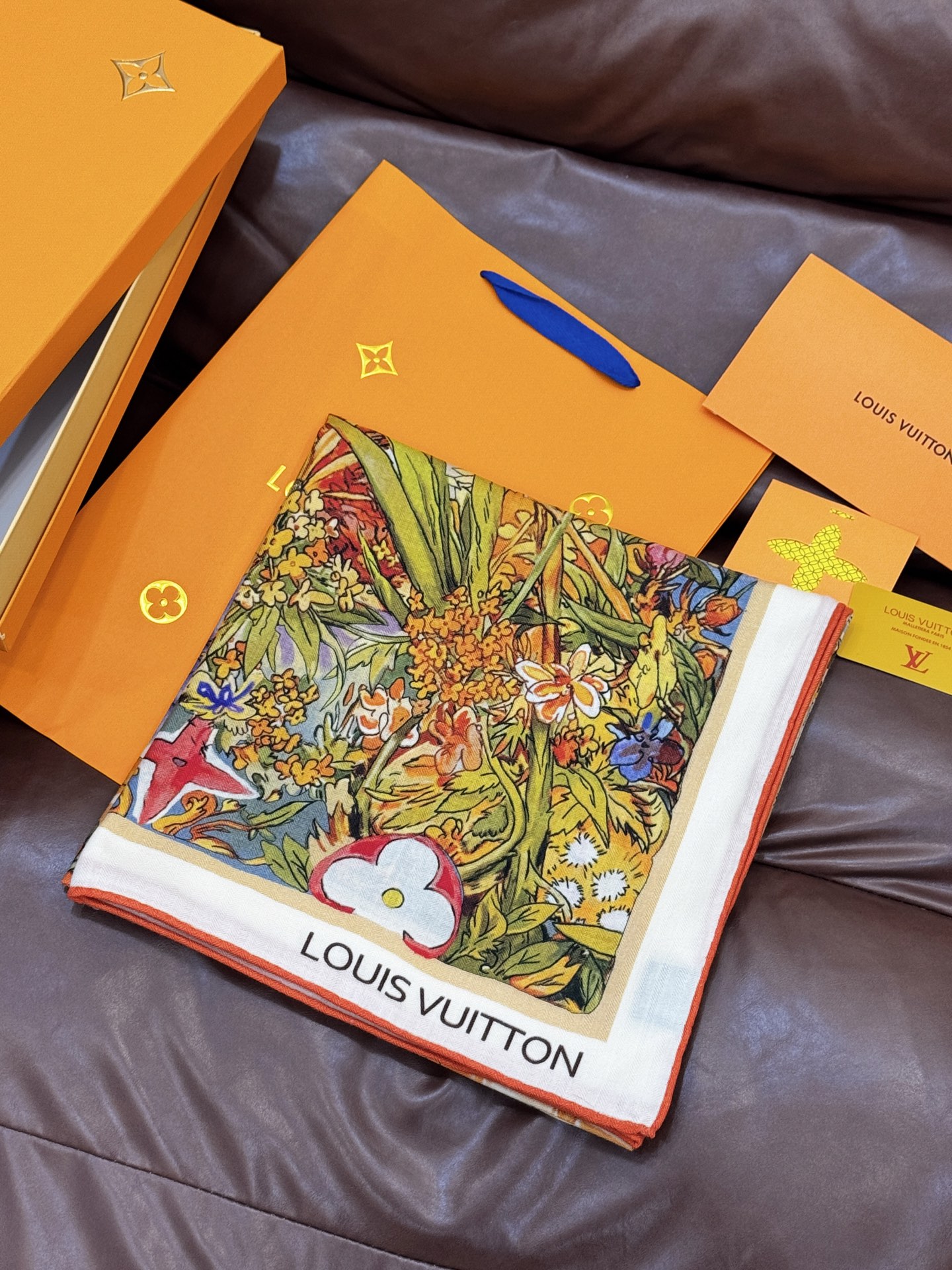   140双面丝毛披肩… LV

手工卷边丝毛方巾（30%桑蚕丝70%羊毛）

这款经典单品展现强大而迷