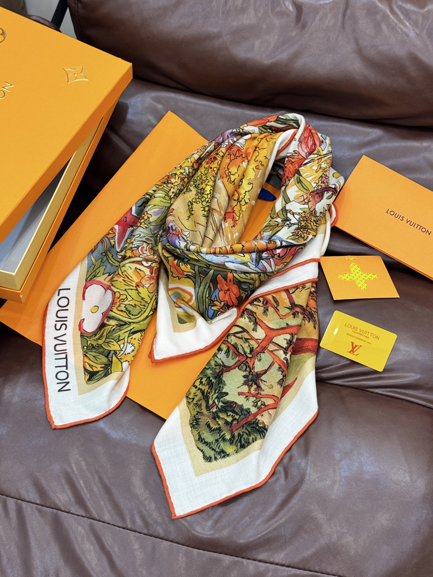   140双面丝毛披肩… LV

手工卷边丝毛方巾（30%桑蚕丝70%羊毛）

这款经典单品展现强大而迷