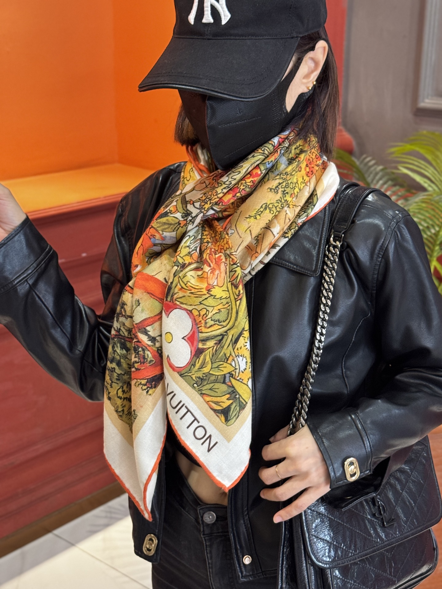   140双面丝毛披肩… LV

手工卷边丝毛方巾（30%桑蚕丝70%羊毛）

这款经典单品展现强大而迷