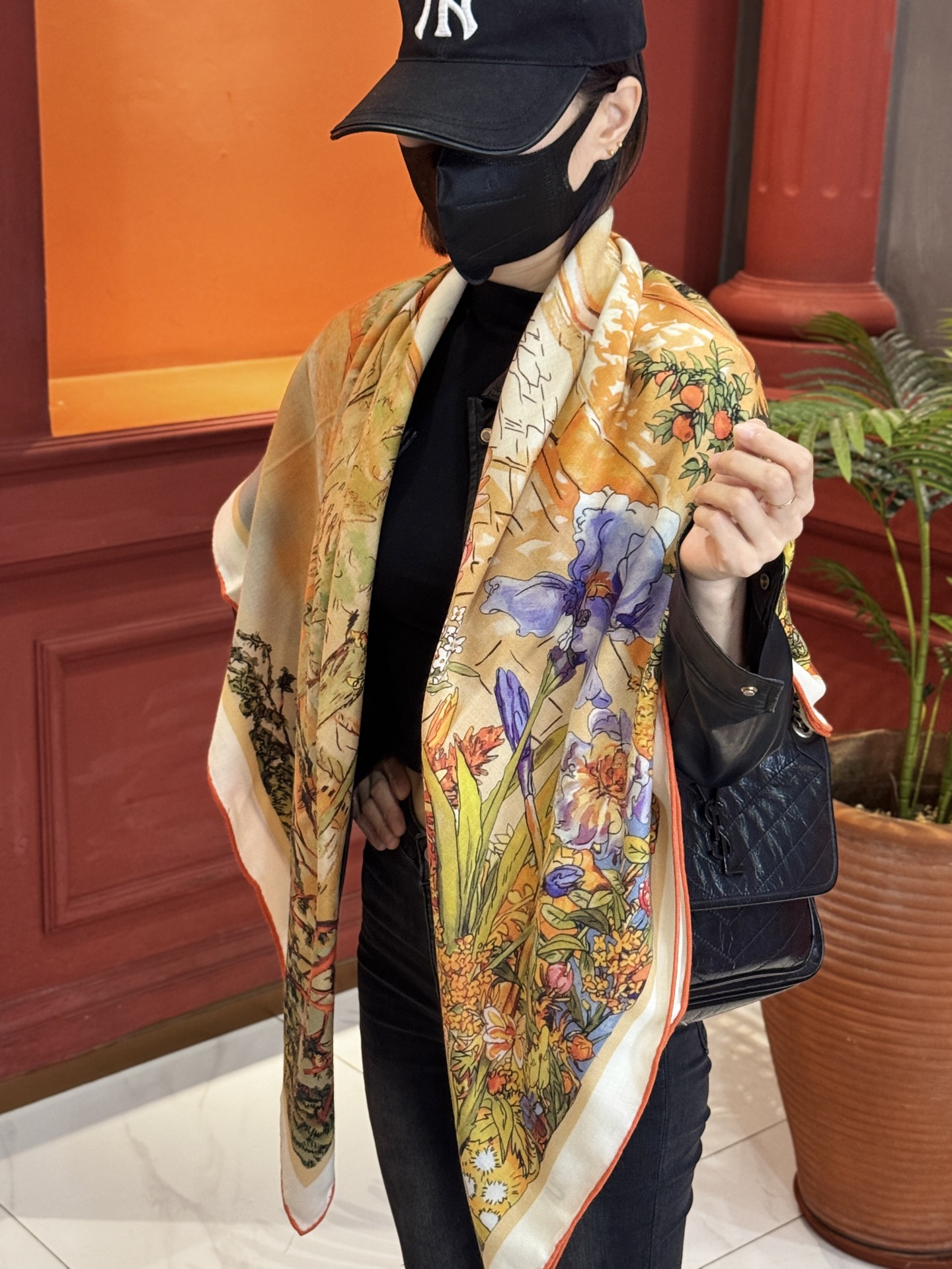   140双面丝毛披肩… LV

手工卷边丝毛方巾（30%桑蚕丝70%羊毛）

这款经典单品展现强大而迷