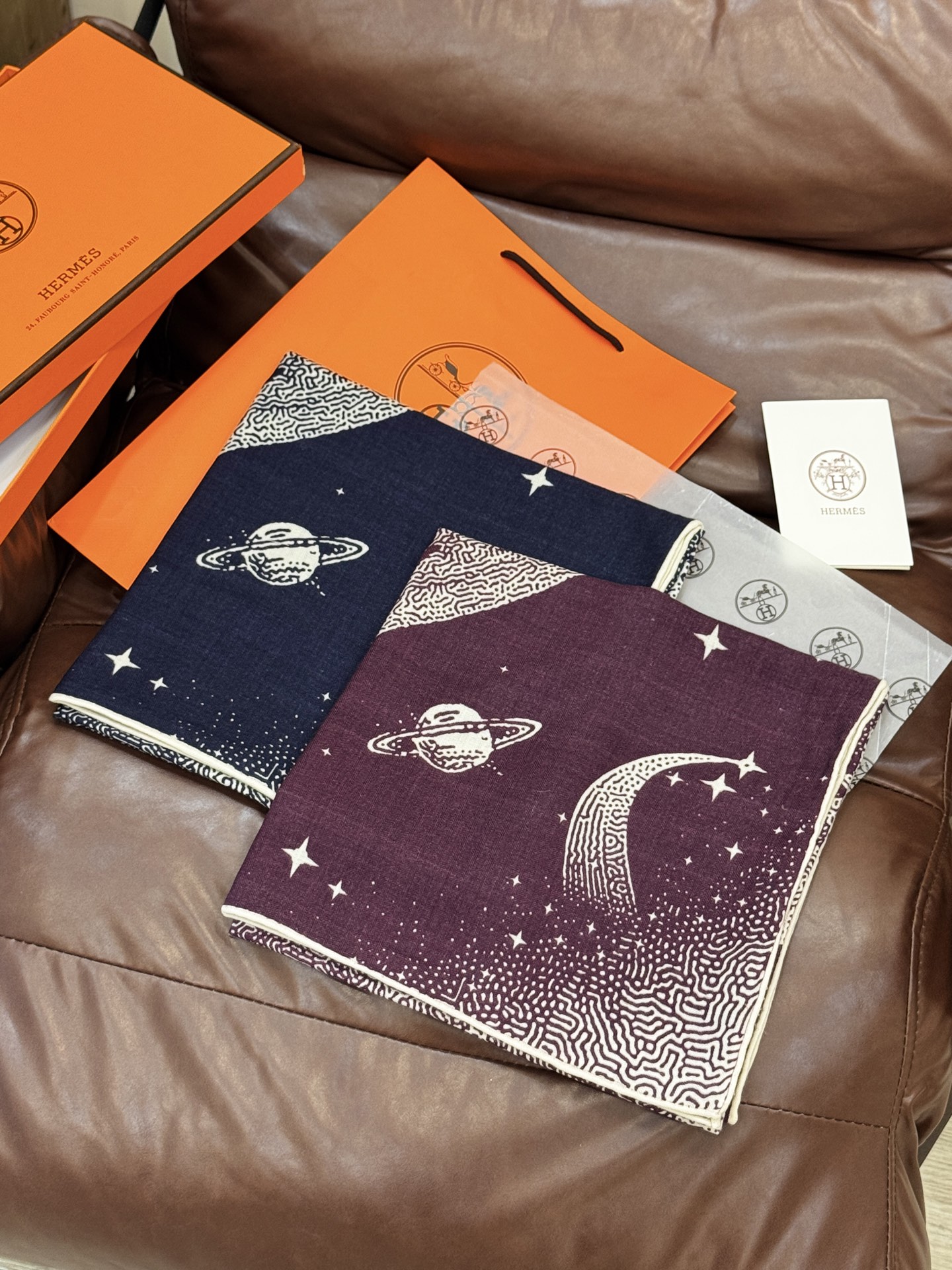  HERMES爱马仕新款|月光飞马Clair de Lune羊绒和真丝披肩，手工卷边(70%羊绒，30%