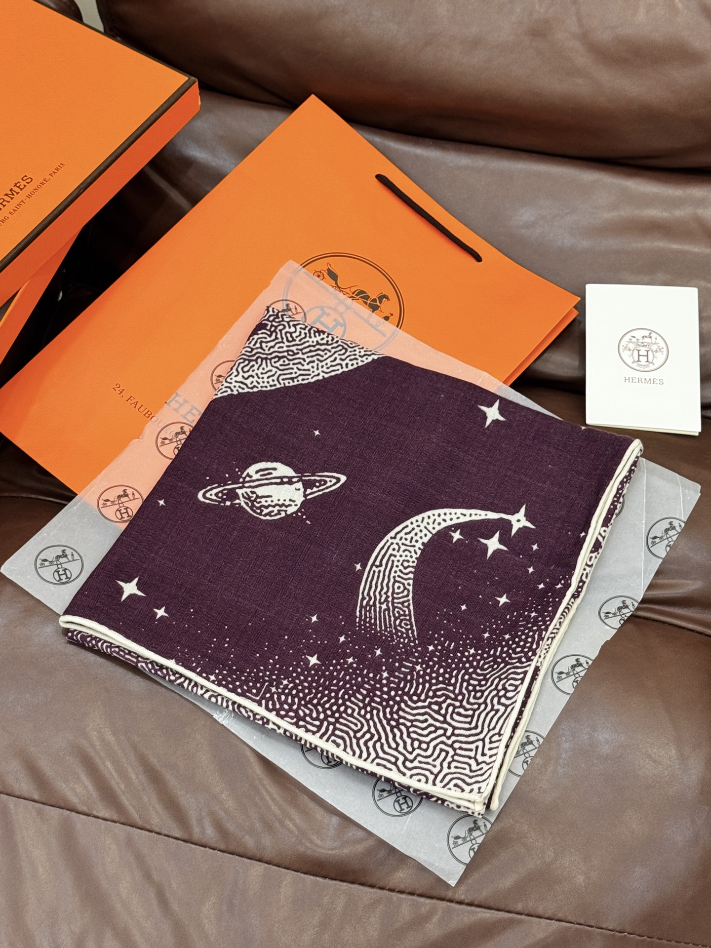  HERMES爱马仕新款|月光飞马Clair de Lune羊绒和真丝披肩，手工卷边(70%羊绒，30%