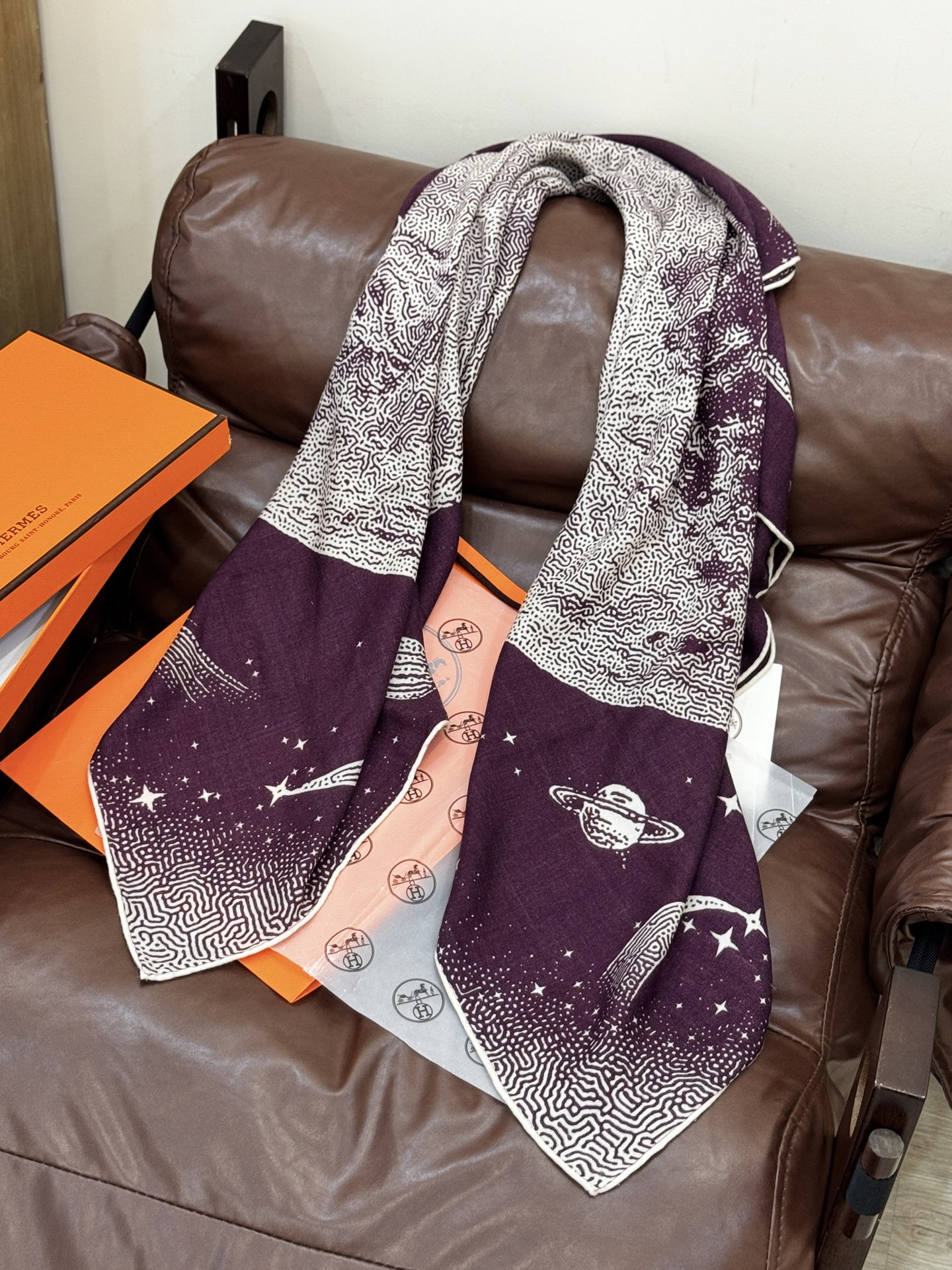  HERMES爱马仕新款|月光飞马Clair de Lune羊绒和真丝披肩，手工卷边(70%羊绒，30%