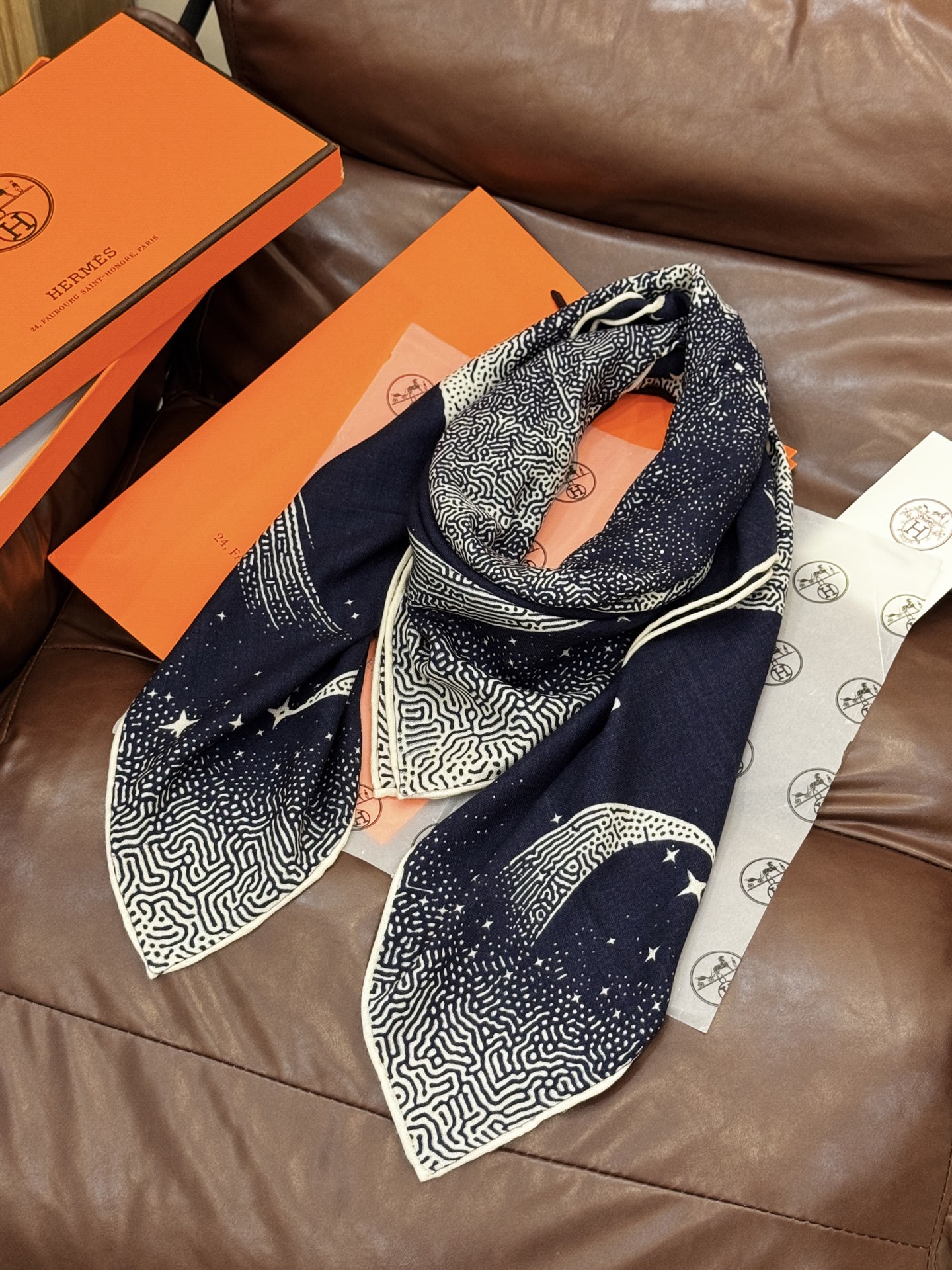  HERMES爱马仕新款|月光飞马Clair de Lune羊绒和真丝披肩，手工卷边(70%羊绒，30%