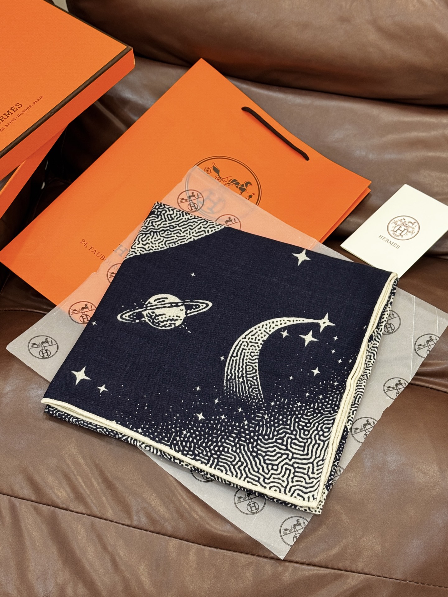  HERMES爱马仕新款|月光飞马Clair de Lune羊绒和真丝披肩，手工卷边(70%羊绒，30%