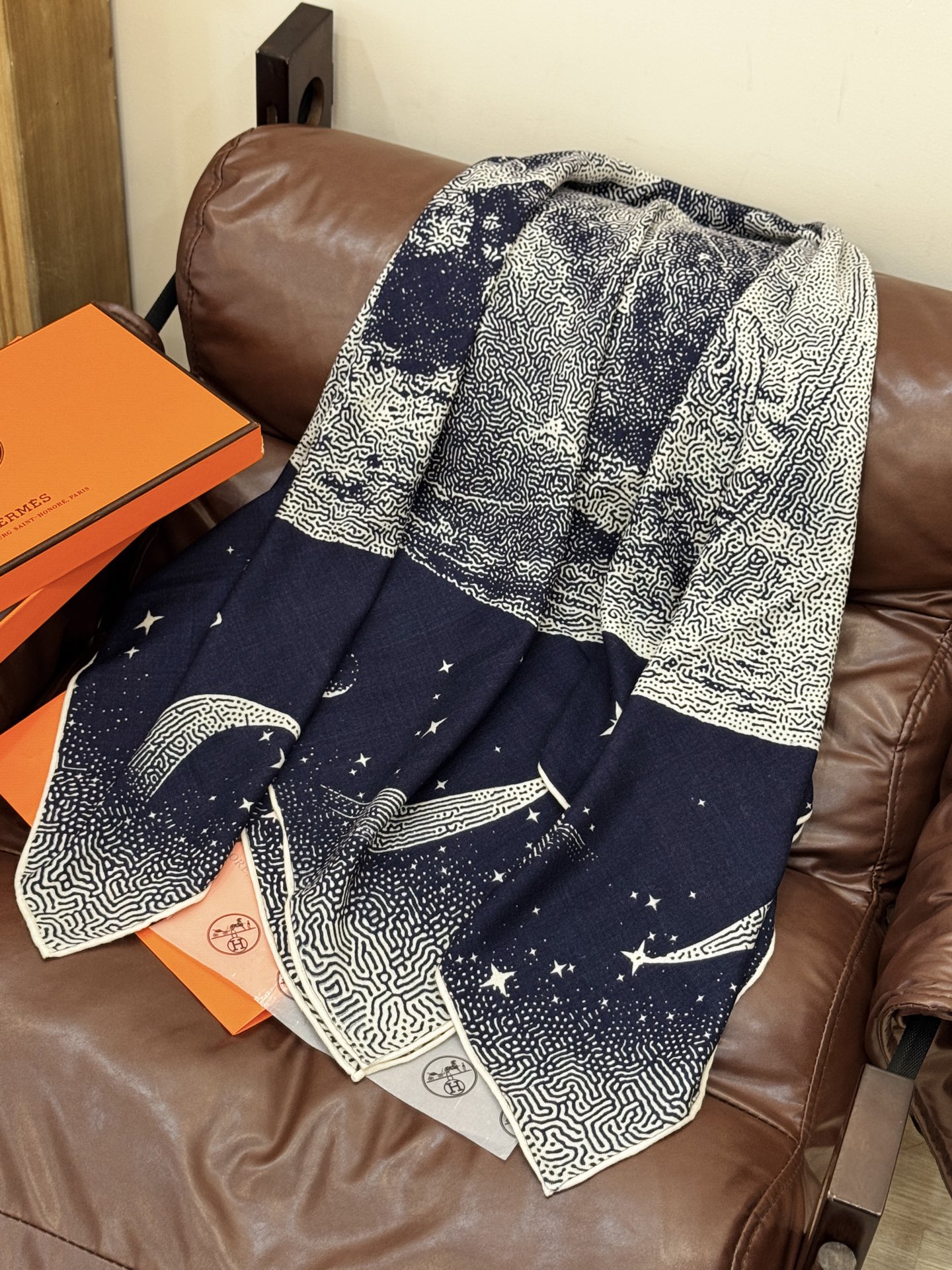  HERMES爱马仕新款|月光飞马Clair de Lune羊绒和真丝披肩，手工卷边(70%羊绒，30%