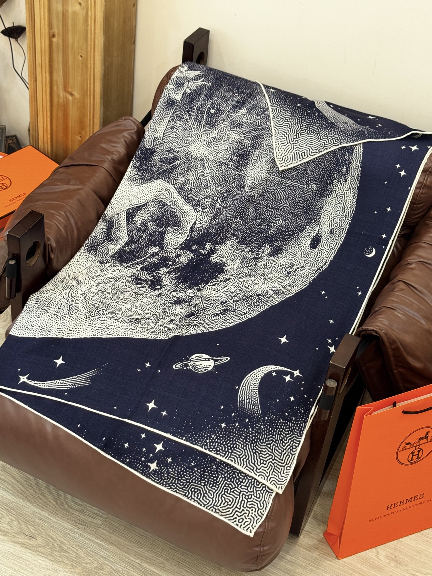  HERMES爱马仕新款|月光飞马Clair de Lune羊绒和真丝披肩，手工卷边(70%羊绒，30%