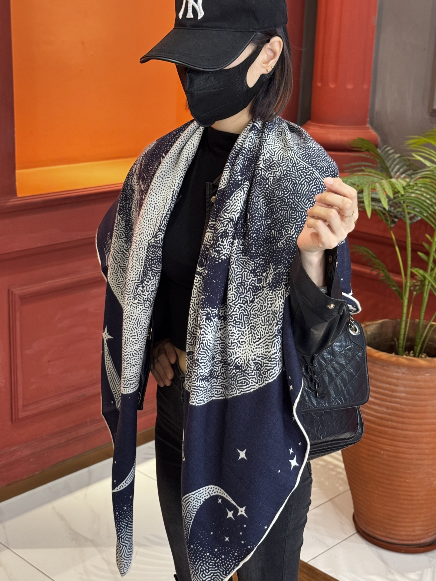  HERMES爱马仕新款|月光飞马Clair de Lune羊绒和真丝披肩，手工卷边(70%羊绒，30%