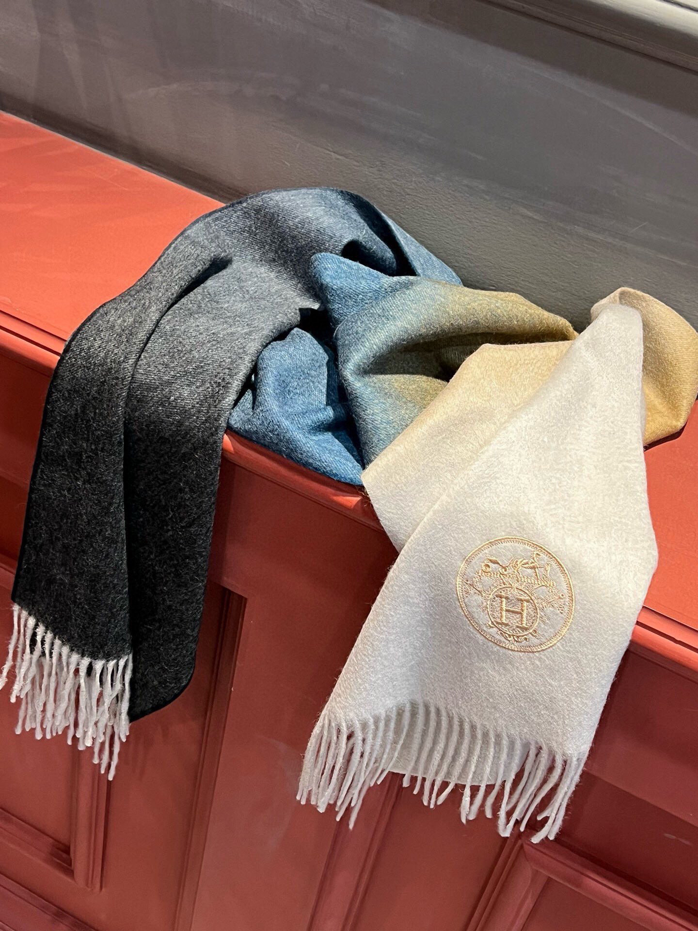  ✨✨太美了😍 爱马仕 美到要尖叫😱专柜最新款🎊英伦欧美范儿「多色渐变」又是一款即时尚又实用的大围巾&长