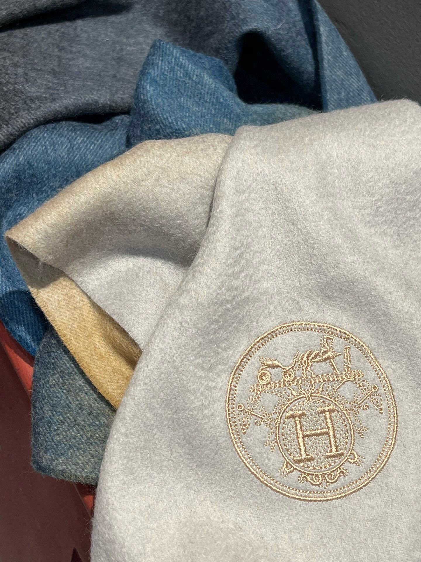  ✨✨太美了😍 爱马仕 美到要尖叫😱专柜最新款🎊英伦欧美范儿「多色渐变」又是一款即时尚又实用的大围巾&长