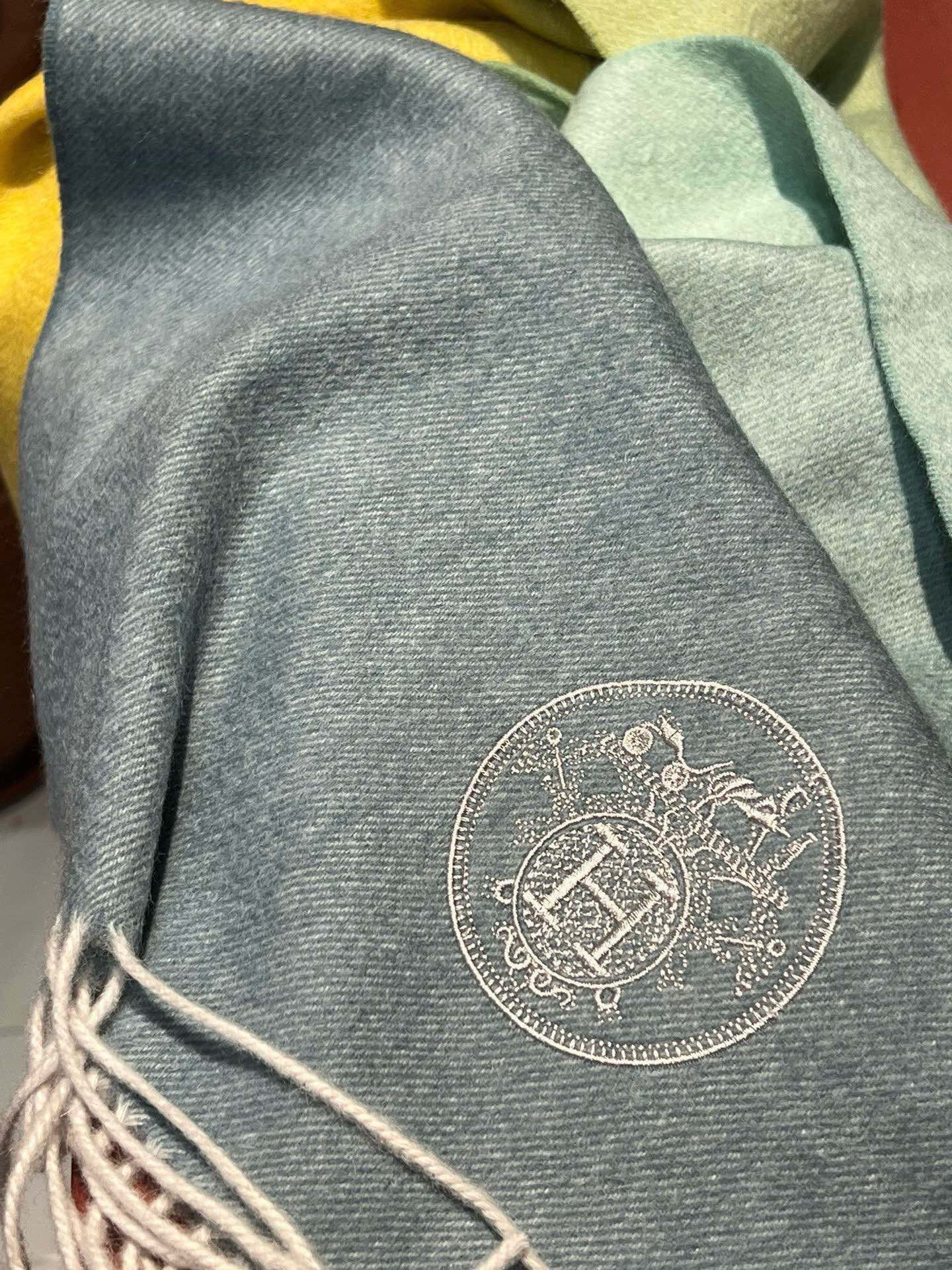  ✨✨太美了😍 爱马仕 美到要尖叫😱专柜最新款🎊英伦欧美范儿「多色渐变」又是一款即时尚又实用的大围巾&长