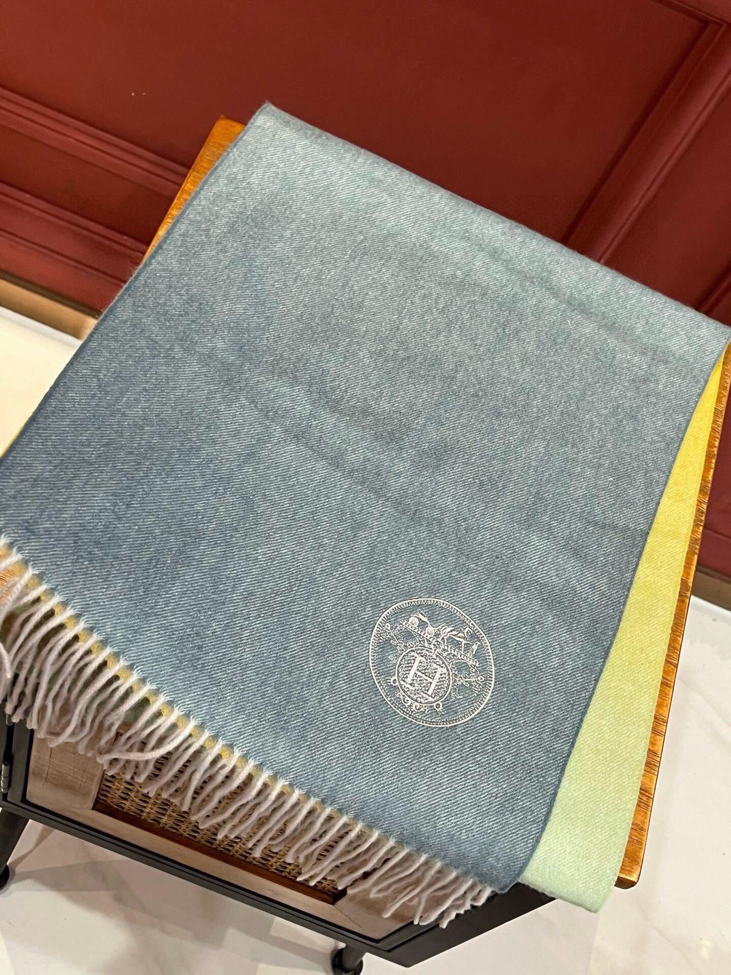  ✨✨太美了😍 爱马仕 美到要尖叫😱专柜最新款🎊英伦欧美范儿「多色渐变」又是一款即时尚又实用的大围巾&长