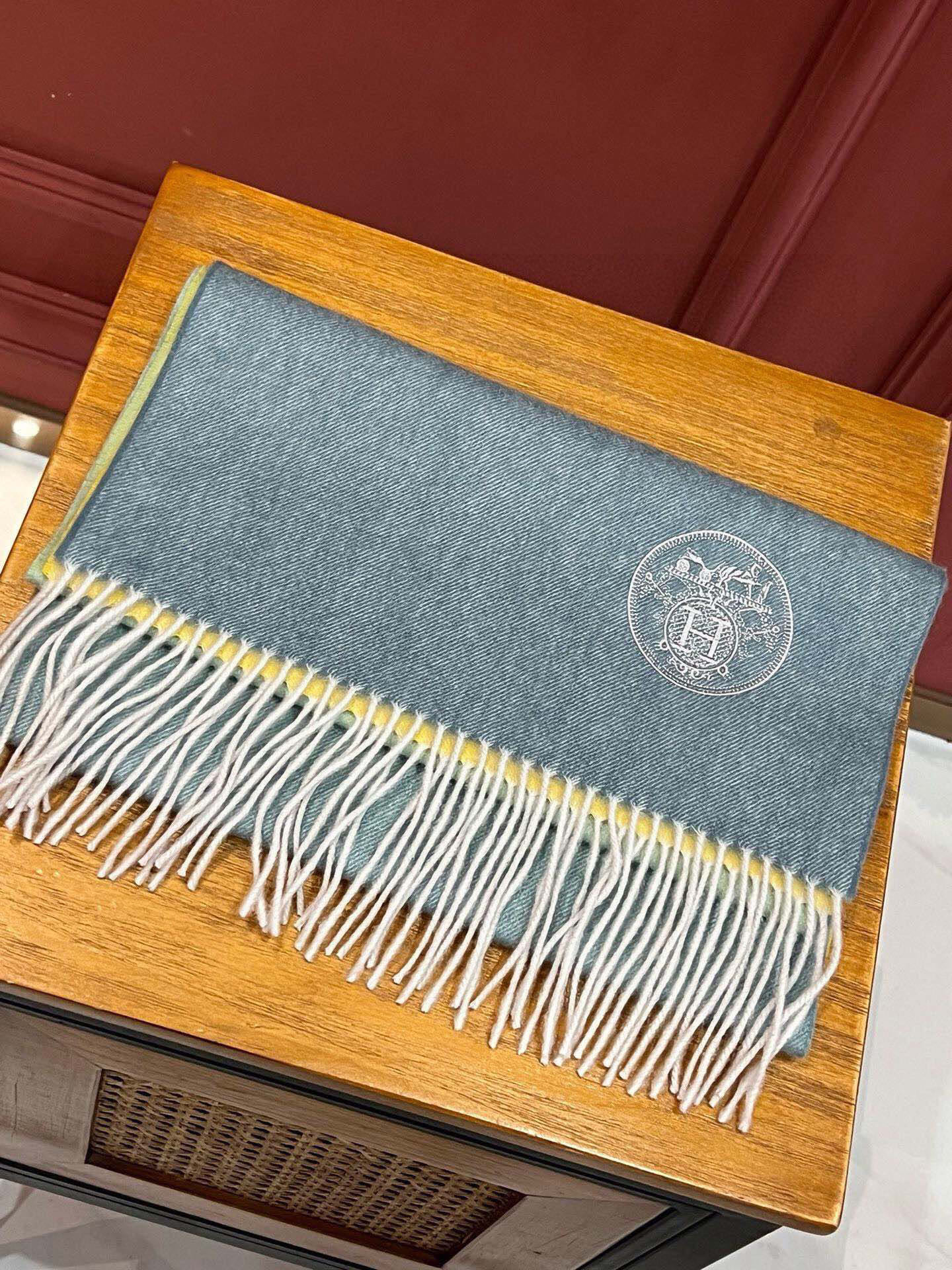  ✨✨太美了😍 爱马仕 美到要尖叫😱专柜最新款🎊英伦欧美范儿「多色渐变」又是一款即时尚又实用的大围巾&长