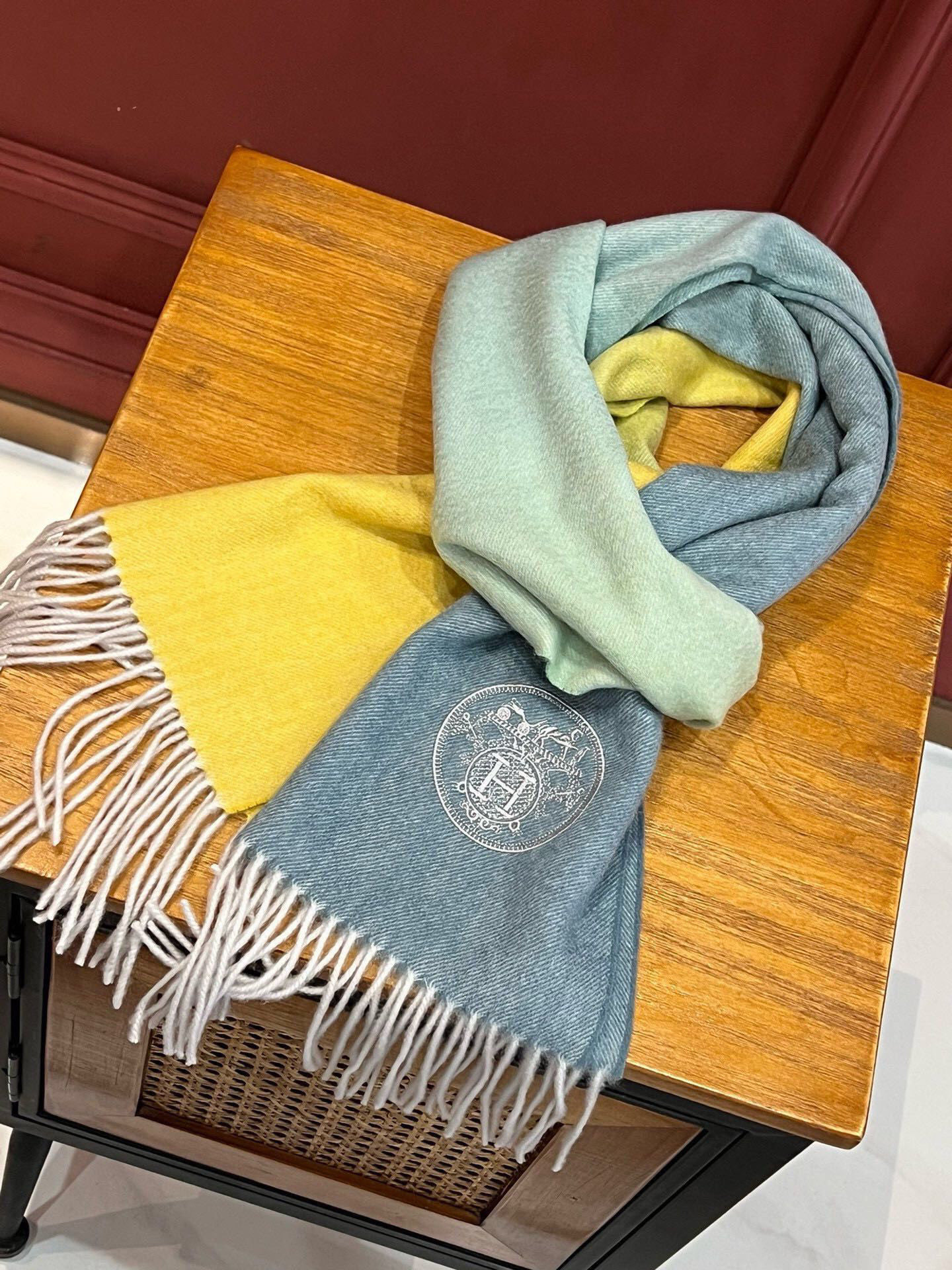  ✨✨太美了😍 爱马仕 美到要尖叫😱专柜最新款🎊英伦欧美范儿「多色渐变」又是一款即时尚又实用的大围巾&长