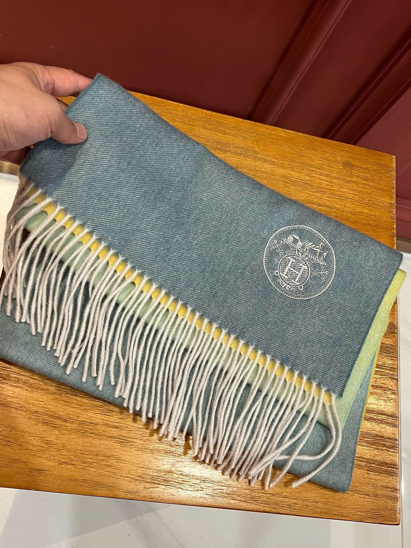  ✨✨太美了😍 爱马仕 美到要尖叫😱专柜最新款🎊英伦欧美范儿「多色渐变」又是一款即时尚又实用的大围巾&长