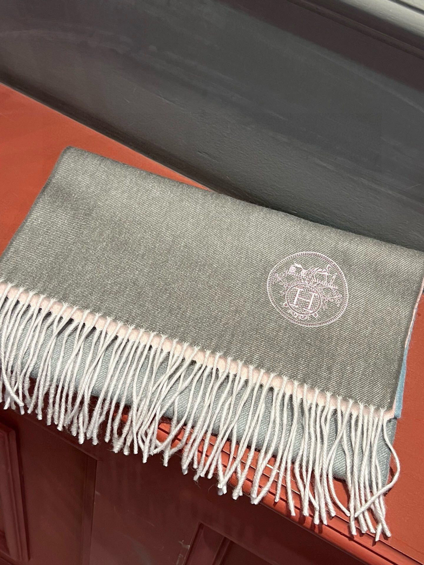  ✨✨太美了😍 爱马仕 美到要尖叫😱专柜最新款🎊英伦欧美范儿「多色渐变」又是一款即时尚又实用的大围巾&长