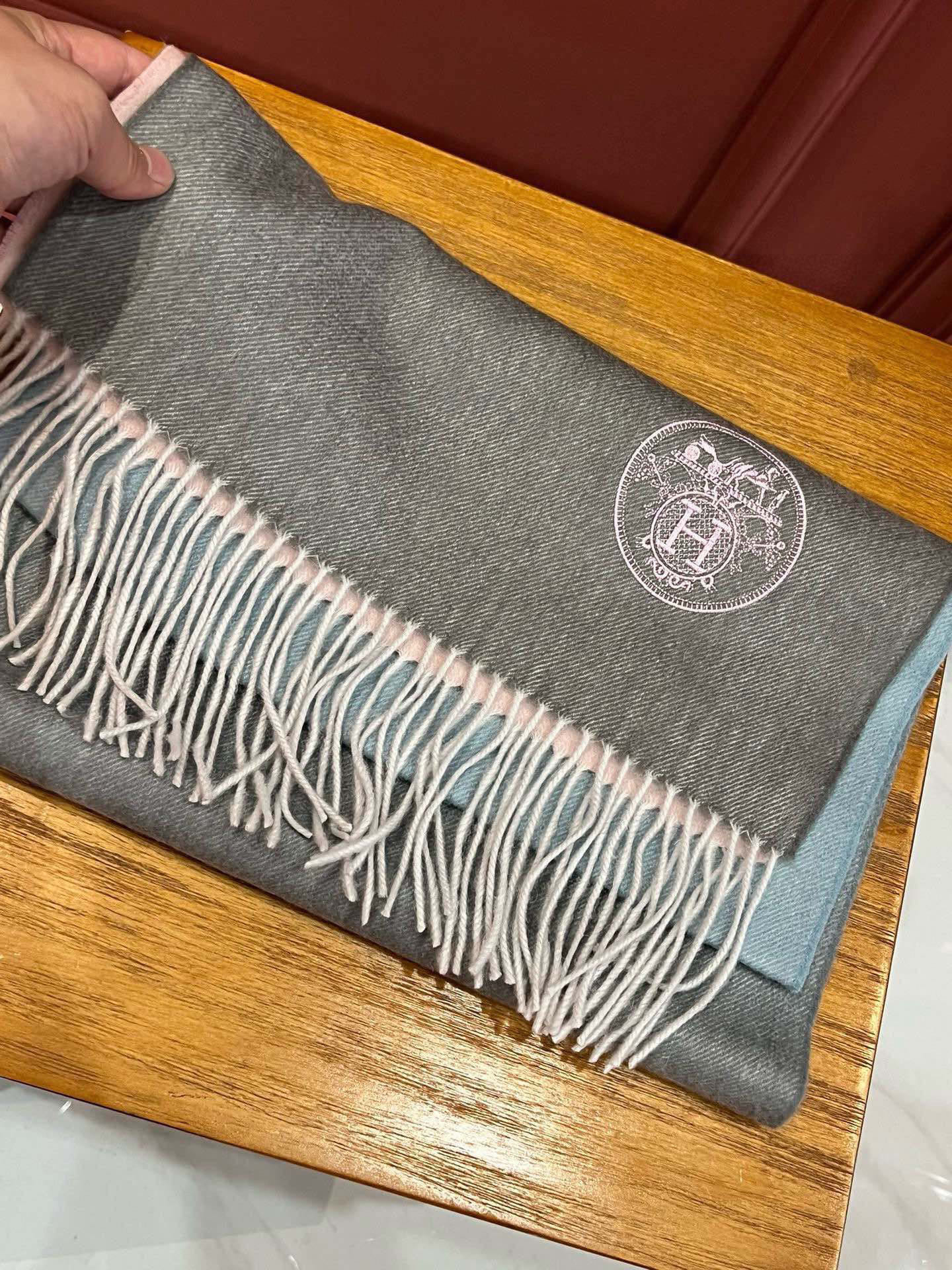  ✨✨太美了😍 爱马仕 美到要尖叫😱专柜最新款🎊英伦欧美范儿「多色渐变」又是一款即时尚又实用的大围巾&长