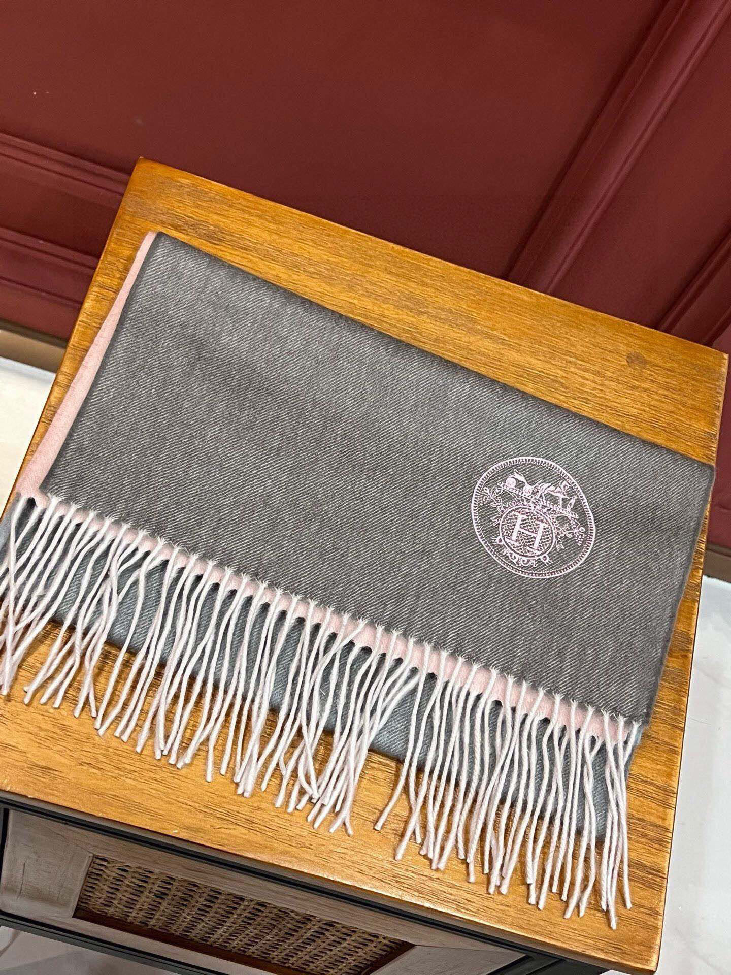  ✨✨太美了😍 爱马仕 美到要尖叫😱专柜最新款🎊英伦欧美范儿「多色渐变」又是一款即时尚又实用的大围巾&长