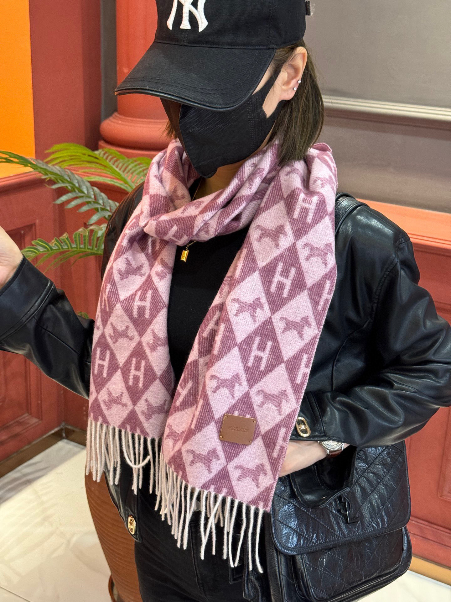   爱马仕👍巴黎时装展商务男士女士羊绒围巾。代工厂臻选上乘的超细羊绒纤维 进行纯手工精梳处理 耗时耗力 