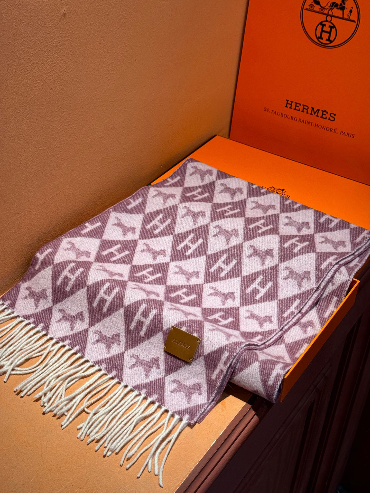   爱马仕👍巴黎时装展商务男士女士羊绒围巾。代工厂臻选上乘的超细羊绒纤维 进行纯手工精梳处理 耗时耗力 