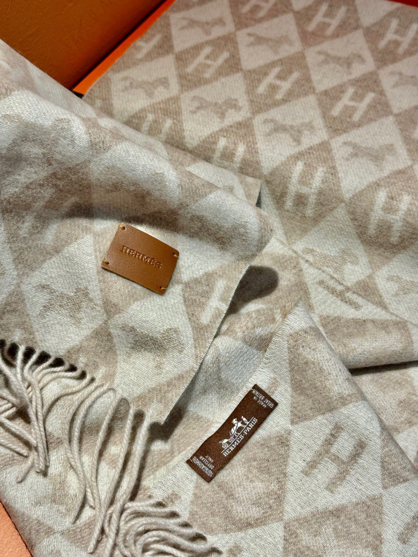   爱马仕👍巴黎时装展商务男士女士羊绒围巾。代工厂臻选上乘的超细羊绒纤维 进行纯手工精梳处理 耗时耗力 