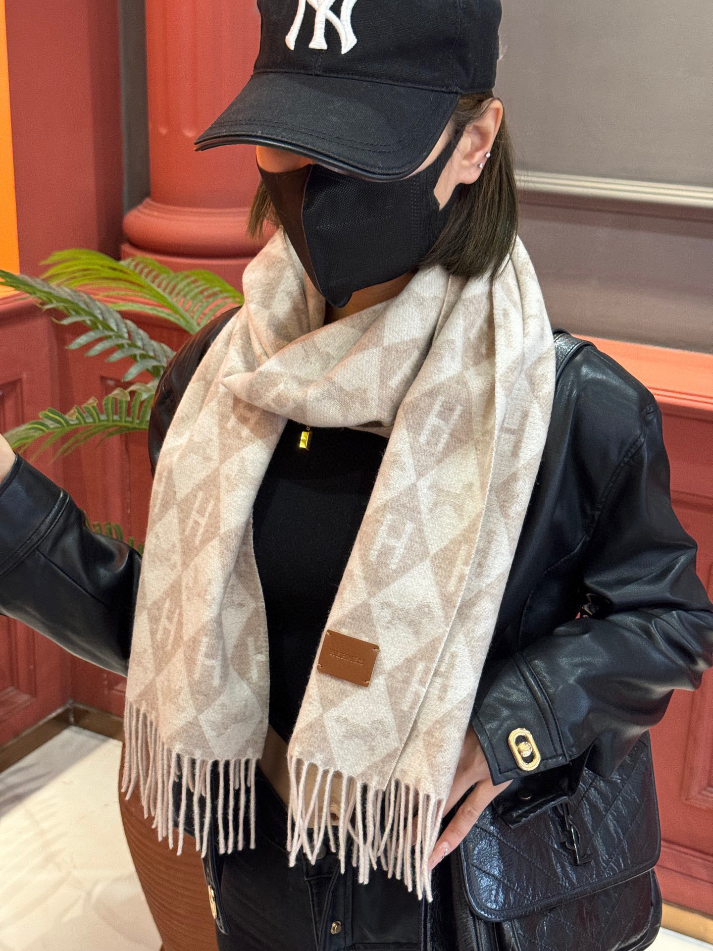   爱马仕👍巴黎时装展商务男士女士羊绒围巾。代工厂臻选上乘的超细羊绒纤维 进行纯手工精梳处理 耗时耗力 