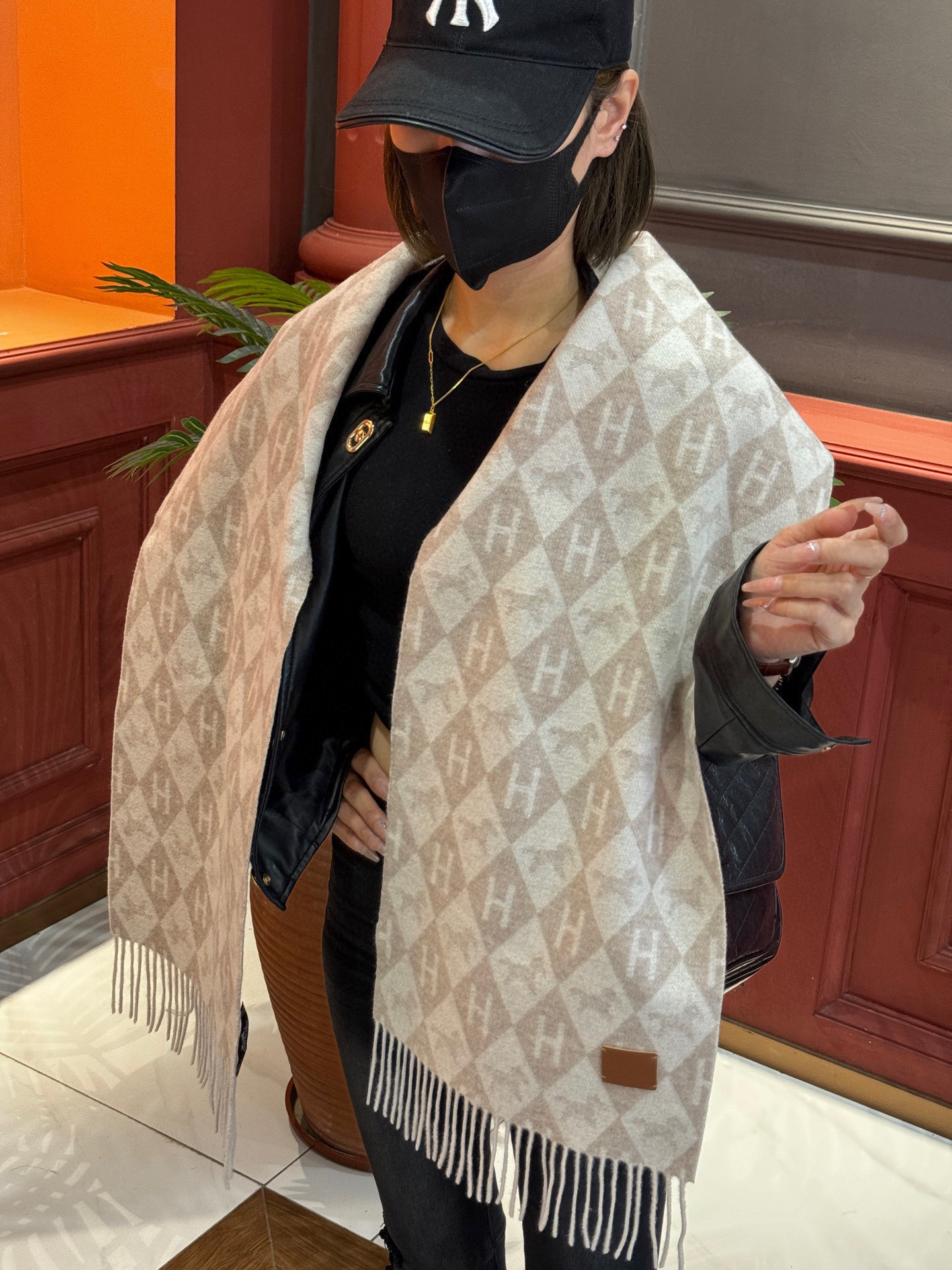   爱马仕👍巴黎时装展商务男士女士羊绒围巾。代工厂臻选上乘的超细羊绒纤维 进行纯手工精梳处理 耗时耗力 