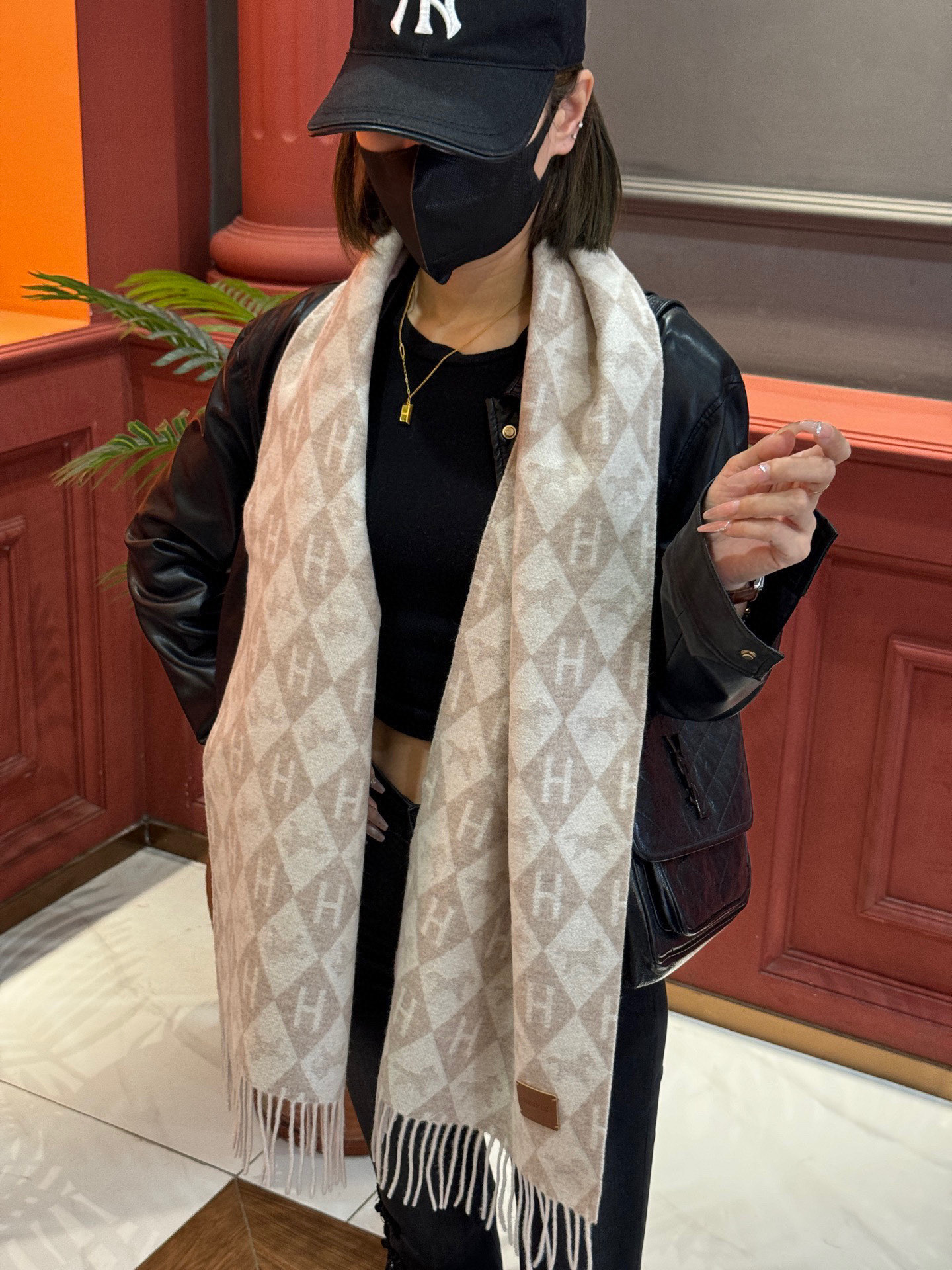   爱马仕👍巴黎时装展商务男士女士羊绒围巾。代工厂臻选上乘的超细羊绒纤维 进行纯手工精梳处理 耗时耗力 