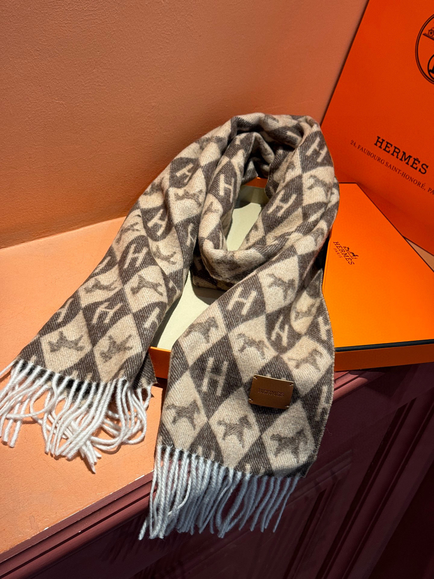   爱马仕👍巴黎时装展商务男士女士羊绒围巾。代工厂臻选上乘的超细羊绒纤维 进行纯手工精梳处理 耗时耗力 