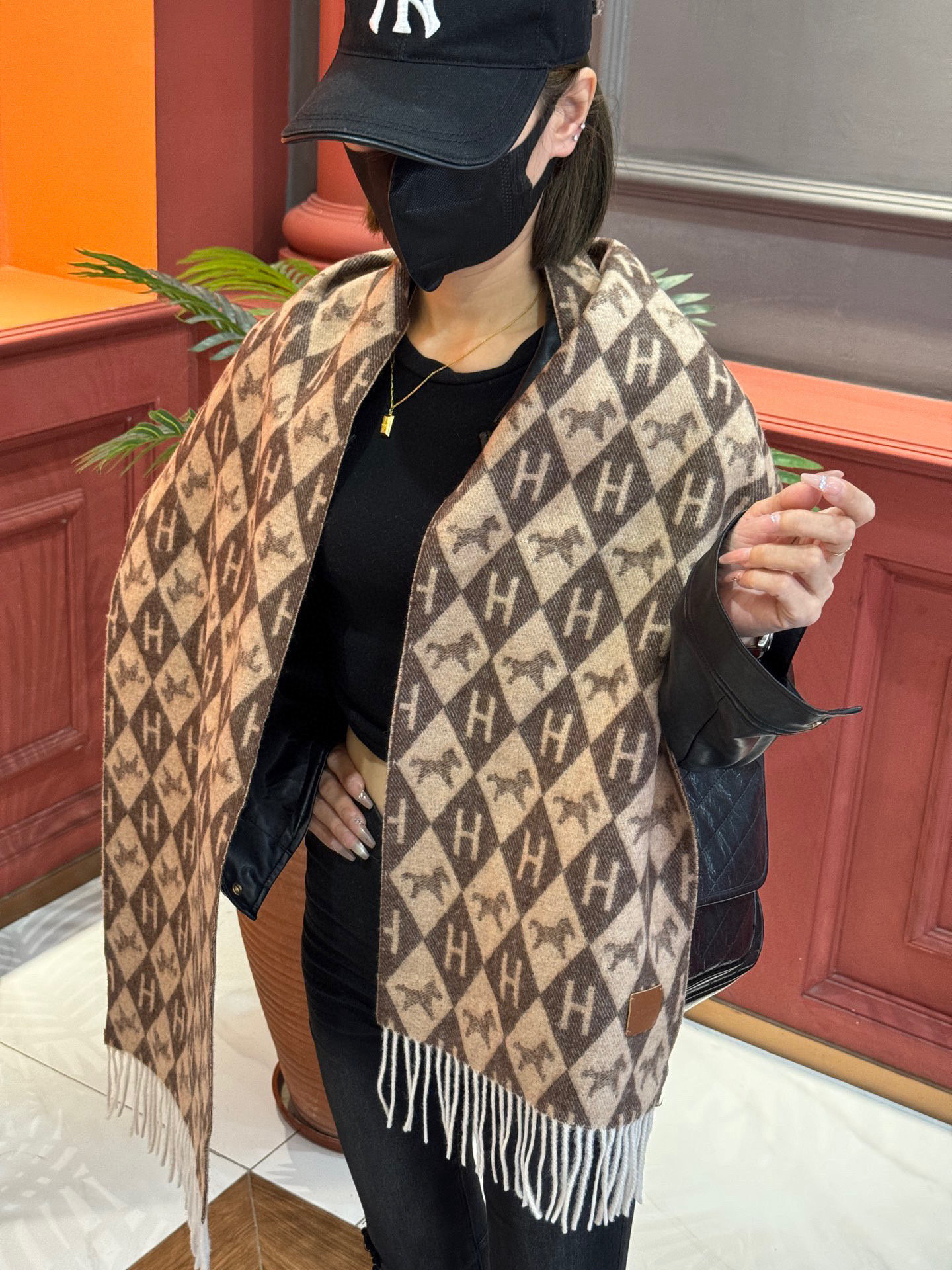   爱马仕👍巴黎时装展商务男士女士羊绒围巾。代工厂臻选上乘的超细羊绒纤维 进行纯手工精梳处理 耗时耗力 