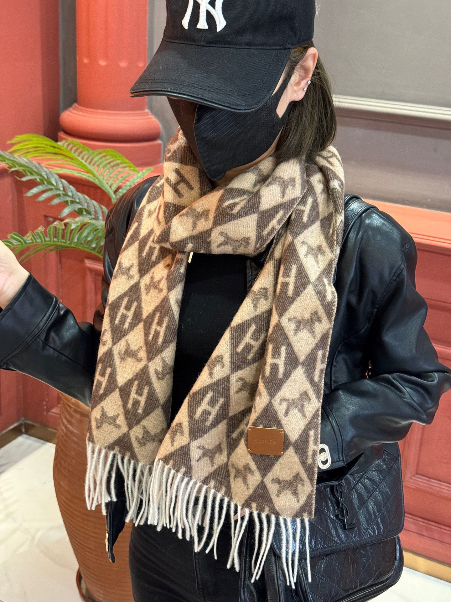   爱马仕👍巴黎时装展商务男士女士羊绒围巾。代工厂臻选上乘的超细羊绒纤维 进行纯手工精梳处理 耗时耗力 