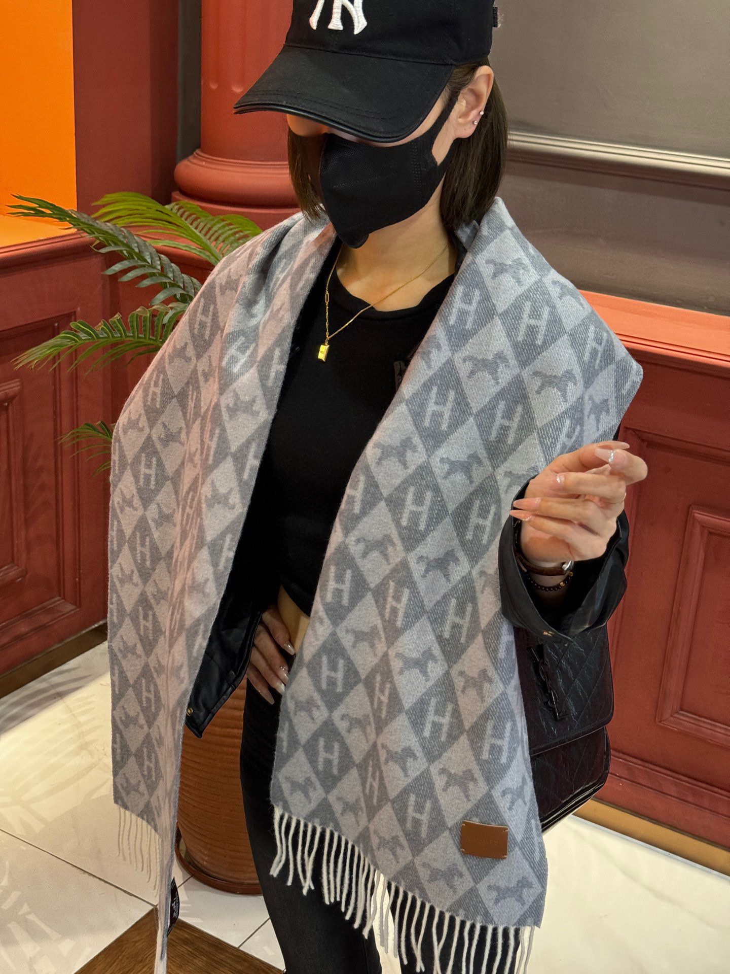   爱马仕👍巴黎时装展商务男士女士羊绒围巾。代工厂臻选上乘的超细羊绒纤维 进行纯手工精梳处理 耗时耗力 