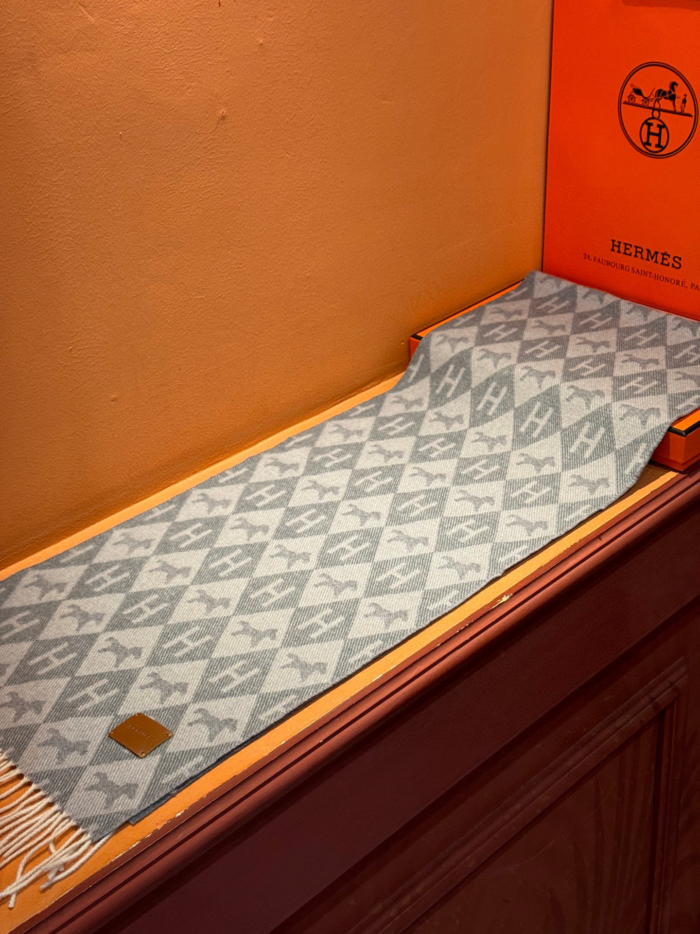   爱马仕👍巴黎时装展商务男士女士羊绒围巾。代工厂臻选上乘的超细羊绒纤维 进行纯手工精梳处理 耗时耗力 