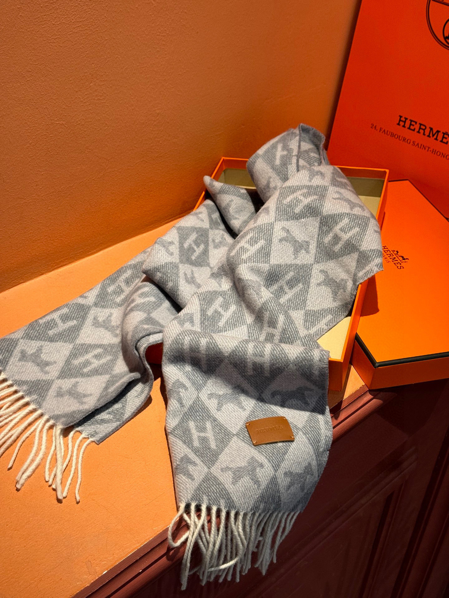   爱马仕👍巴黎时装展商务男士女士羊绒围巾。代工厂臻选上乘的超细羊绒纤维 进行纯手工精梳处理 耗时耗力 