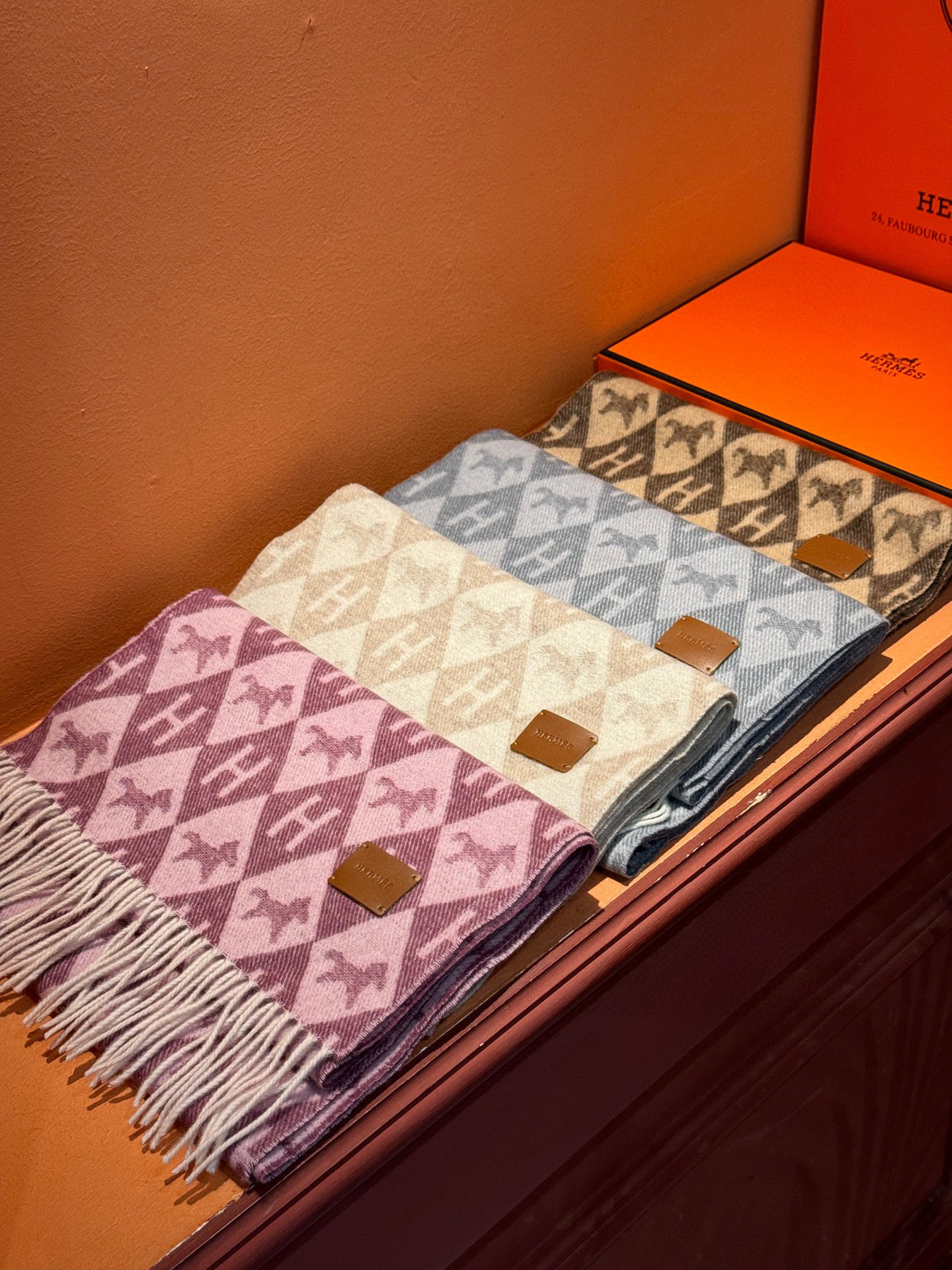   爱马仕👍巴黎时装展商务男士女士羊绒围巾。代工厂臻选上乘的超细羊绒纤维 进行纯手工精梳处理 耗时耗力 