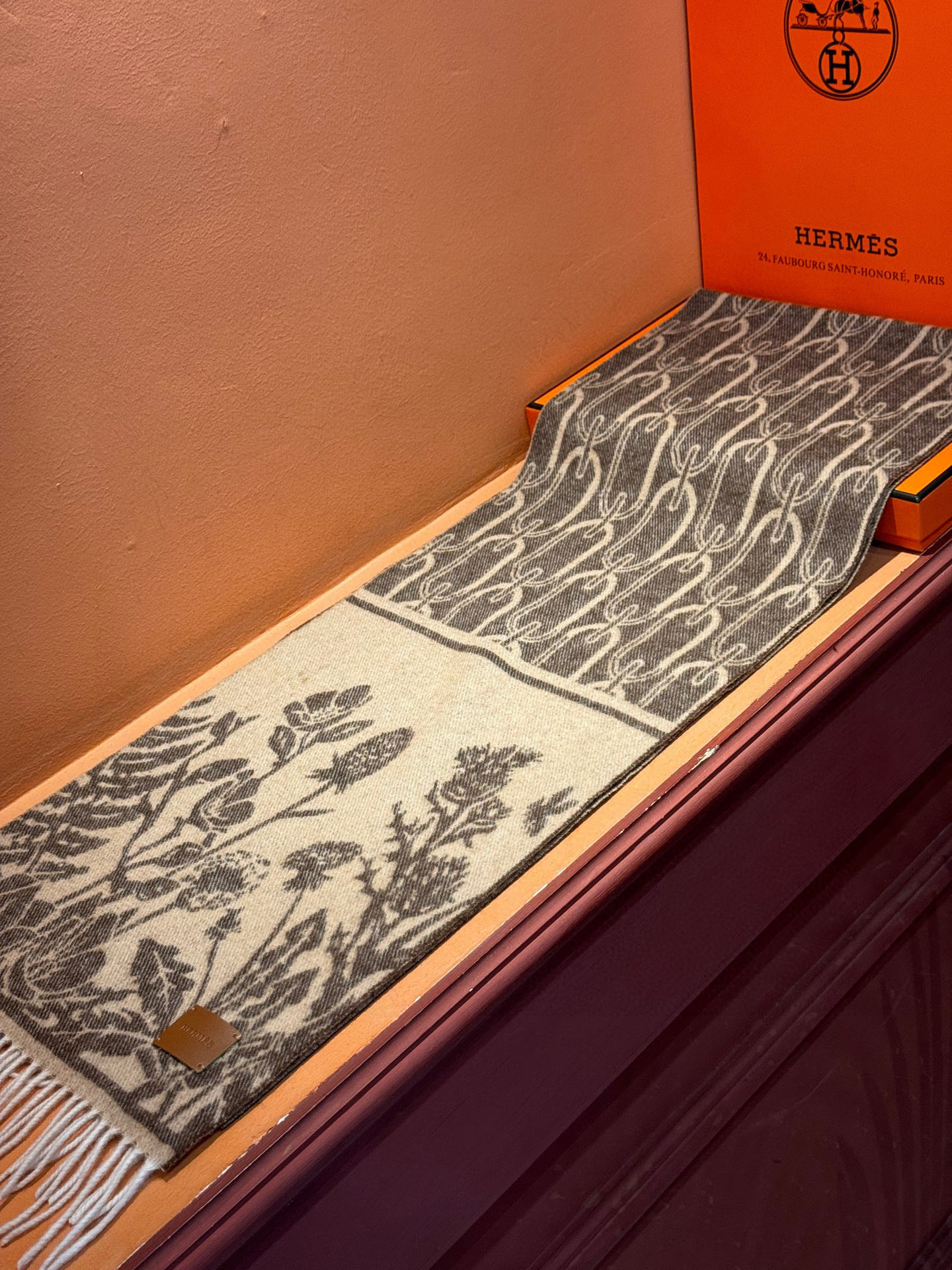   爱马仕👍巴黎时装展商务男士女士羊绒围巾。代工厂臻选上乘的超细羊绒纤维 进行纯手工精梳处理 耗时耗力 