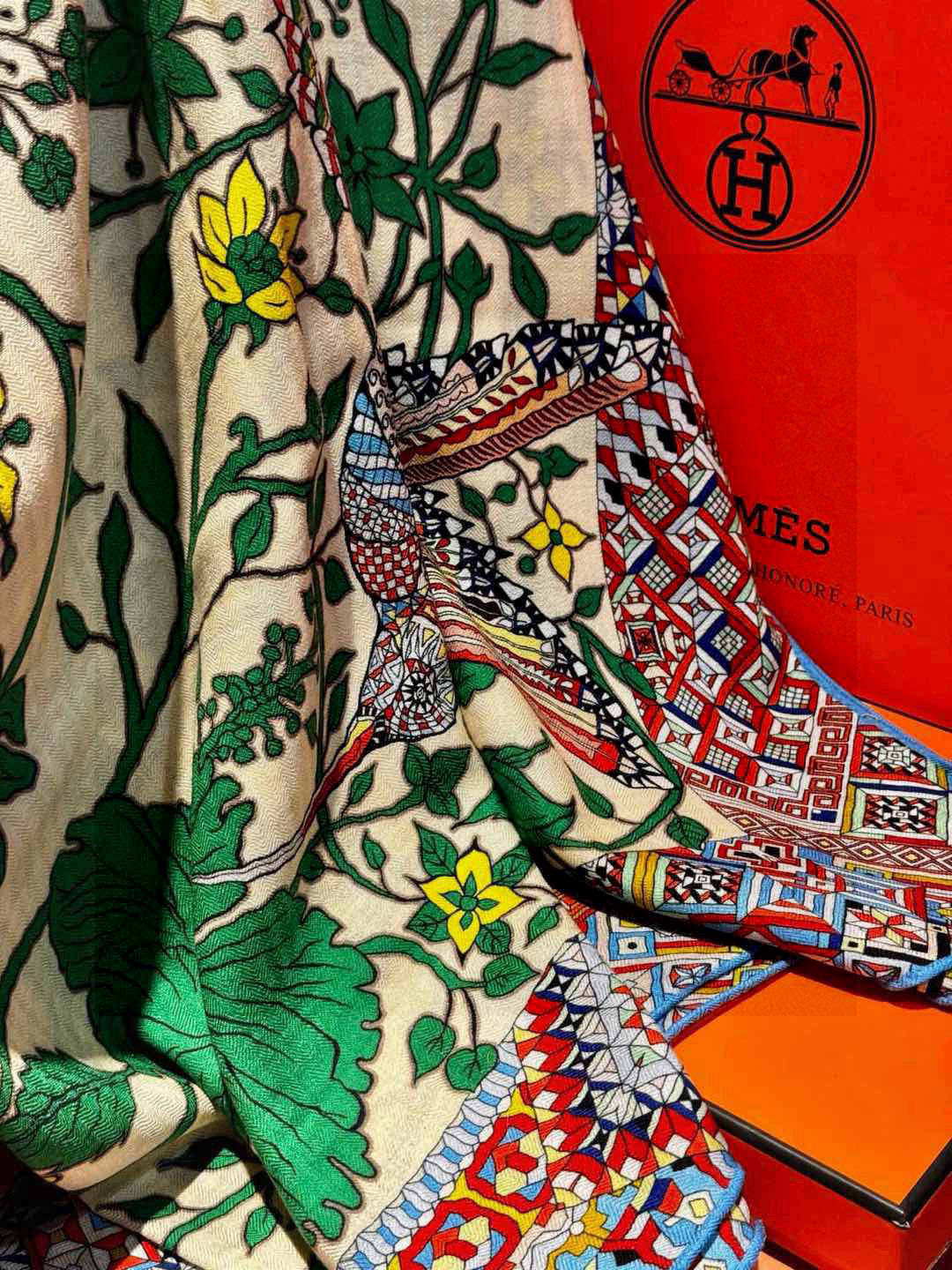  羊绒新款🆕👏👏买了都说好看‼️推荐💕爱马仕双面同色羊绒方巾【美洲豹与蜂鸟双面同色140】，顶级工艺超值