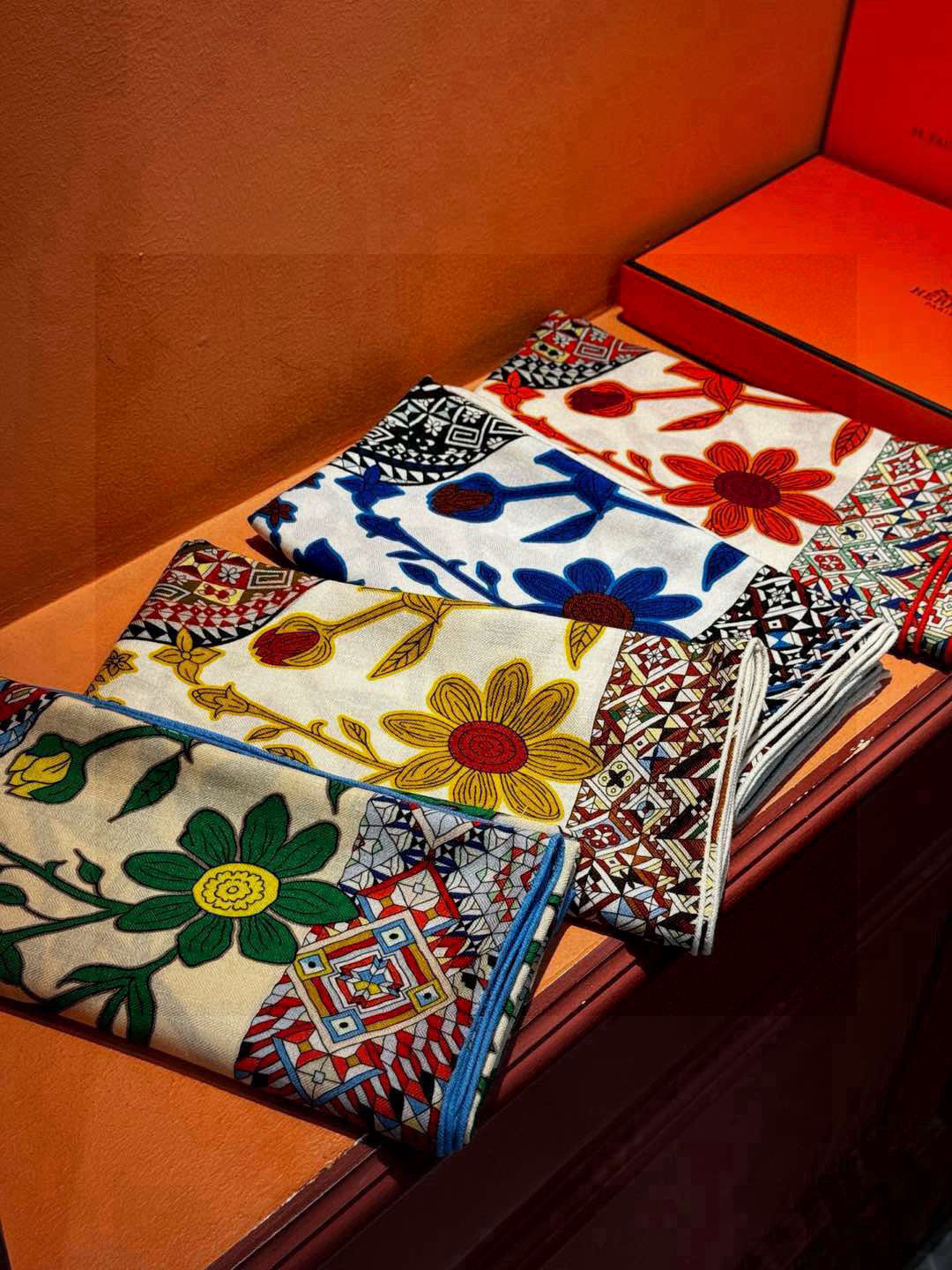  羊绒新款🆕👏👏买了都说好看‼️推荐💕爱马仕双面同色羊绒方巾【美洲豹与蜂鸟双面同色140】，顶级工艺超值