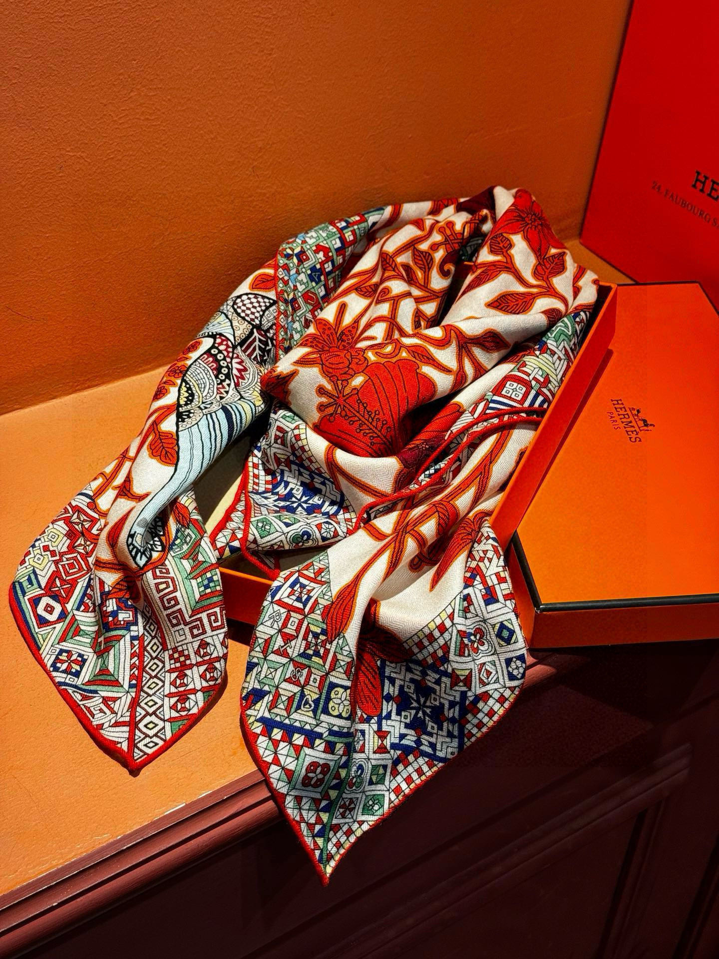  羊绒新款🆕👏👏买了都说好看‼️推荐💕爱马仕双面同色羊绒方巾【美洲豹与蜂鸟双面同色140】，顶级工艺超值