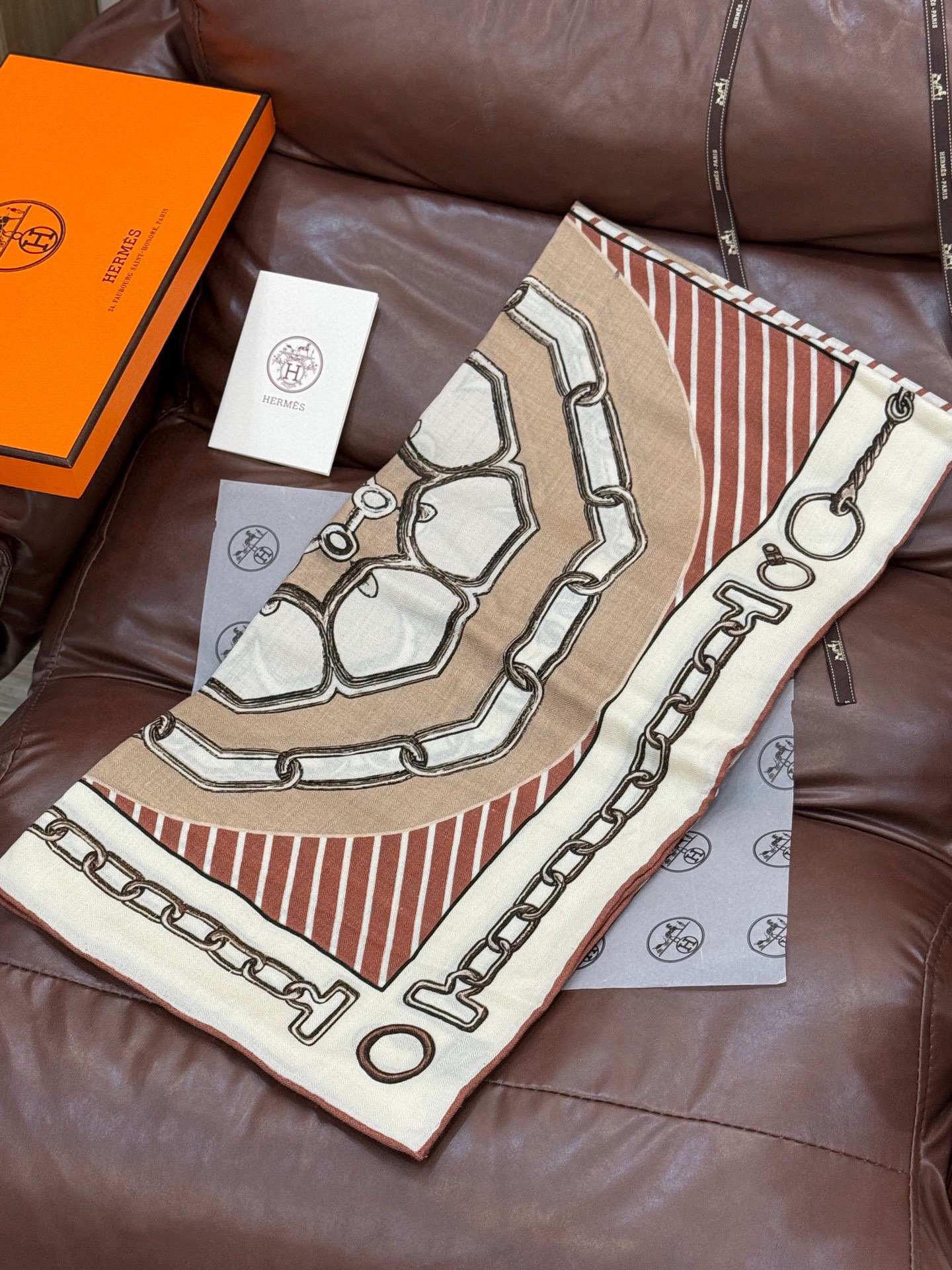 💟2025年早秋上新💞【双面同色丝毛方巾】手工卷边山羊绒和真丝混纺披肩（70%山羊绒，30%桑蚕丝）
这