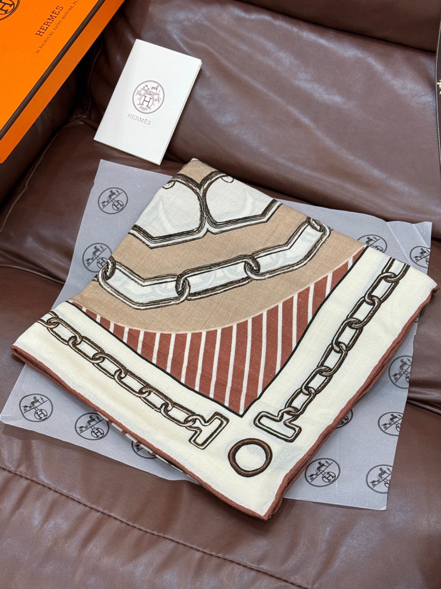 💟2025年早秋上新💞【双面同色丝毛方巾】手工卷边山羊绒和真丝混纺披肩（70%山羊绒，30%桑蚕丝）
这