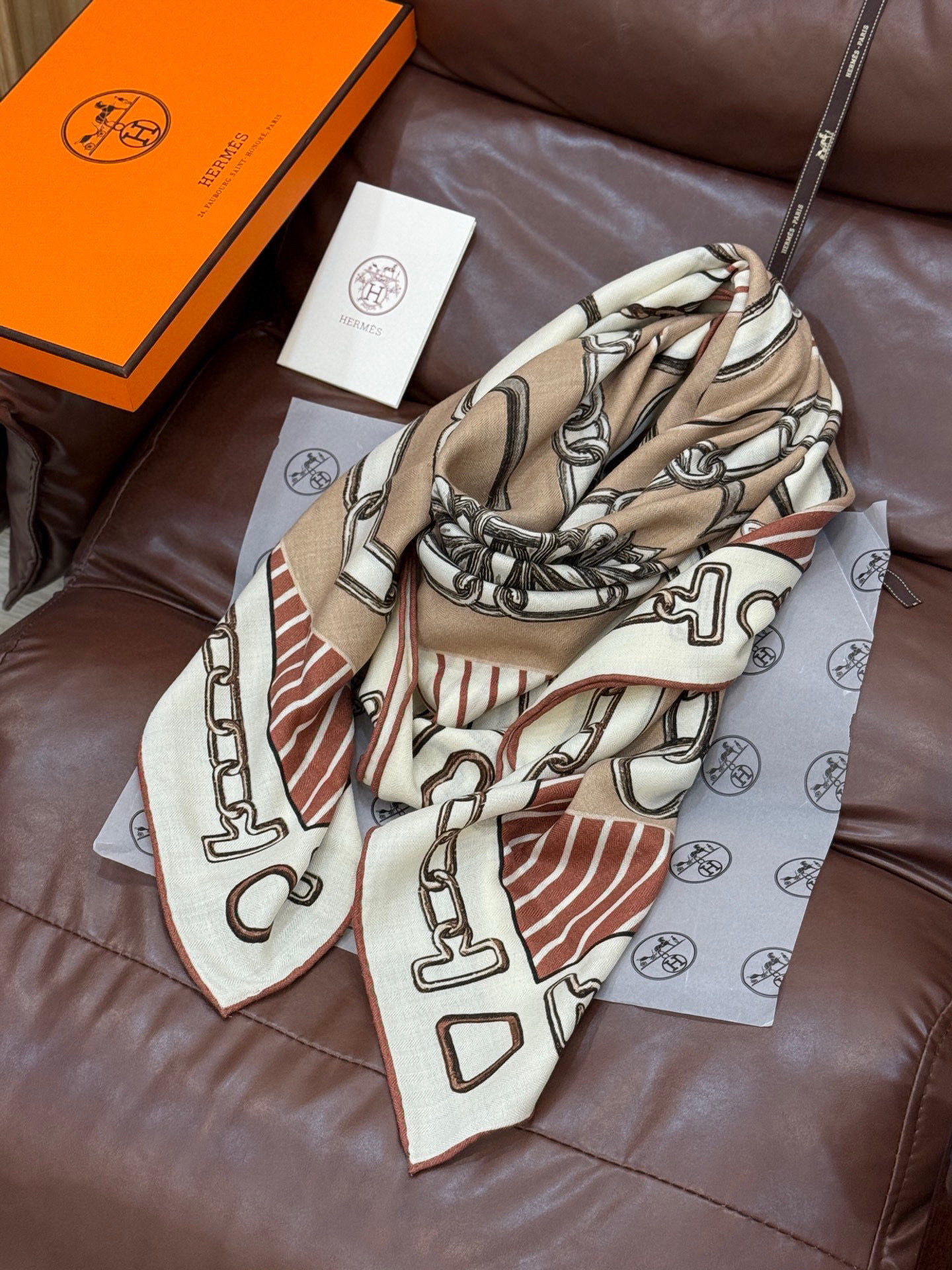 💟2025年早秋上新💞【双面同色丝毛方巾】手工卷边山羊绒和真丝混纺披肩（70%山羊绒，30%桑蚕丝）
这