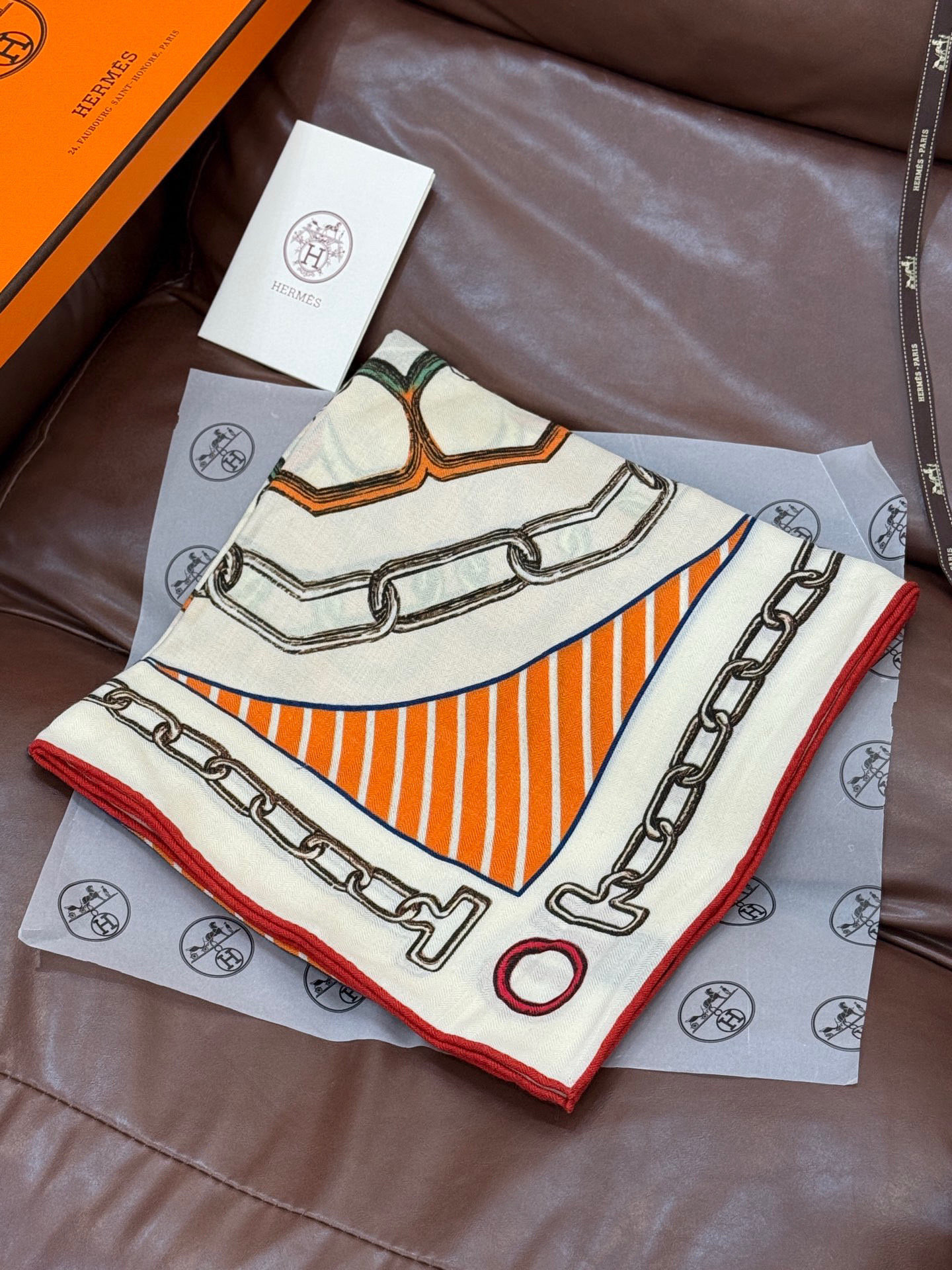 💟2025年早秋上新💞【双面同色丝毛方巾】手工卷边山羊绒和真丝混纺披肩（70%山羊绒，30%桑蚕丝）
这