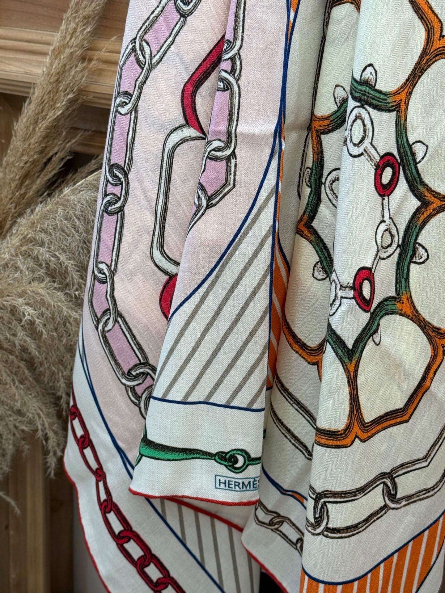 💟2025年早秋上新💞【双面同色丝毛方巾】手工卷边山羊绒和真丝混纺披肩（70%山羊绒，30%桑蚕丝）
这