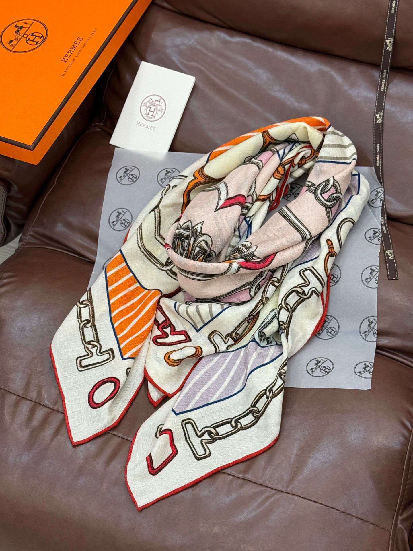 💟2025年早秋上新💞【双面同色丝毛方巾】手工卷边山羊绒和真丝混纺披肩（70%山羊绒，30%桑蚕丝）
这