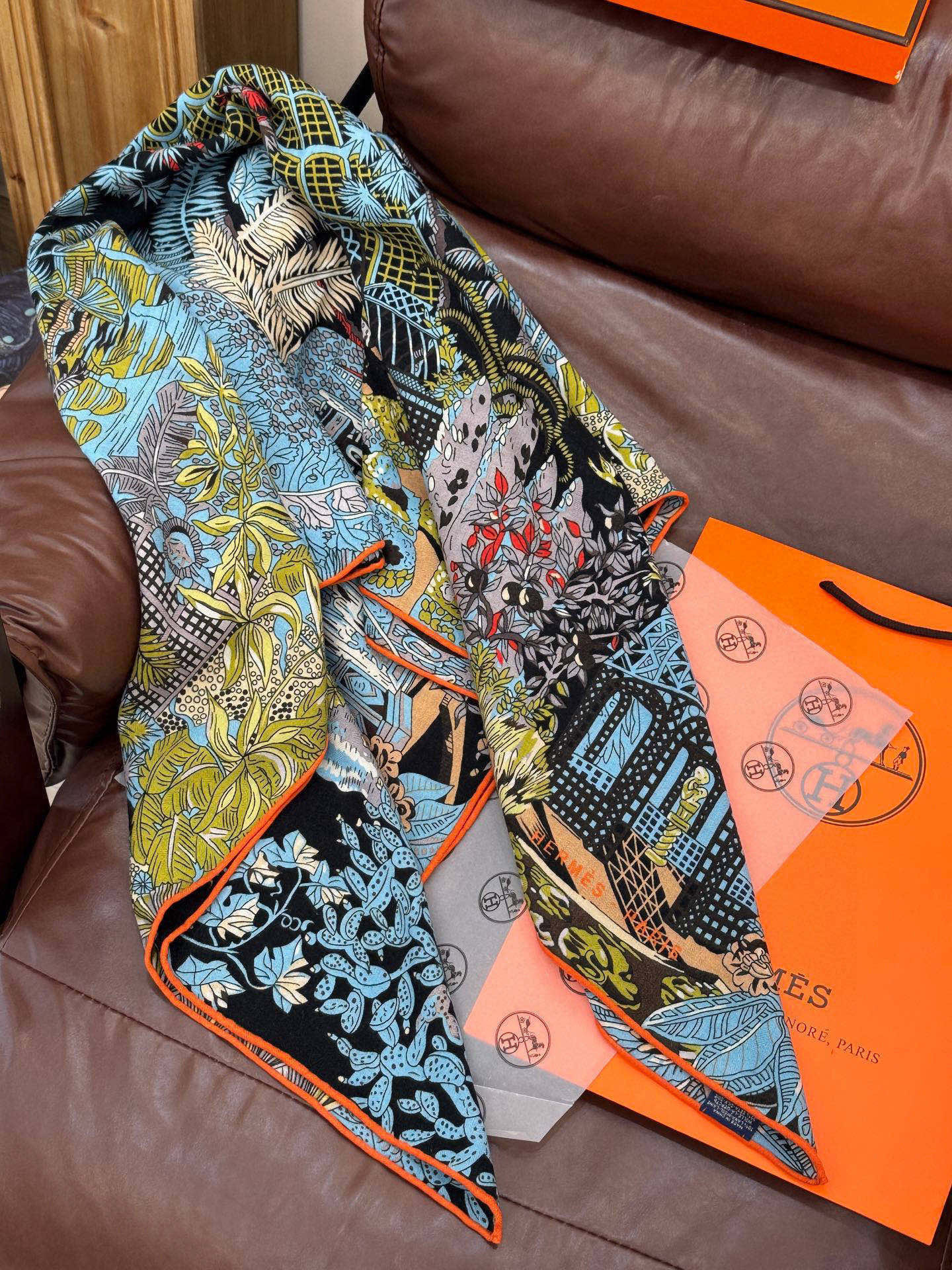  💟2025年秋冬抢先 上新💞【双面同色丝毛方巾】手工卷边山羊绒和真丝混纺披肩（70%山羊绒，30%桑蚕