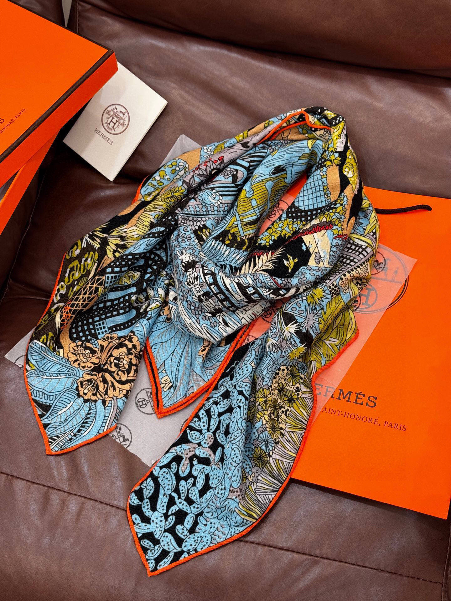  💟2025年秋冬抢先 上新💞【双面同色丝毛方巾】手工卷边山羊绒和真丝混纺披肩（70%山羊绒，30%桑蚕