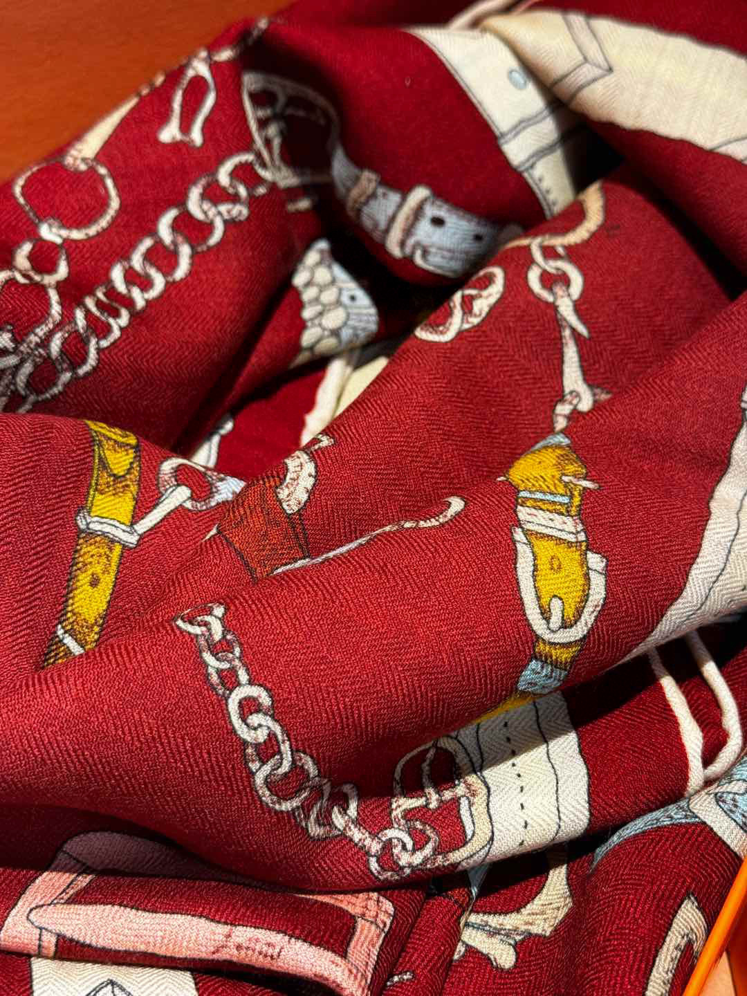  羊绒新款🆕👏👏买了都说好看‼️推荐💕爱马仕双面同色羊绒方巾【跃动的马儿双面同色140】，顶级工艺超值‼